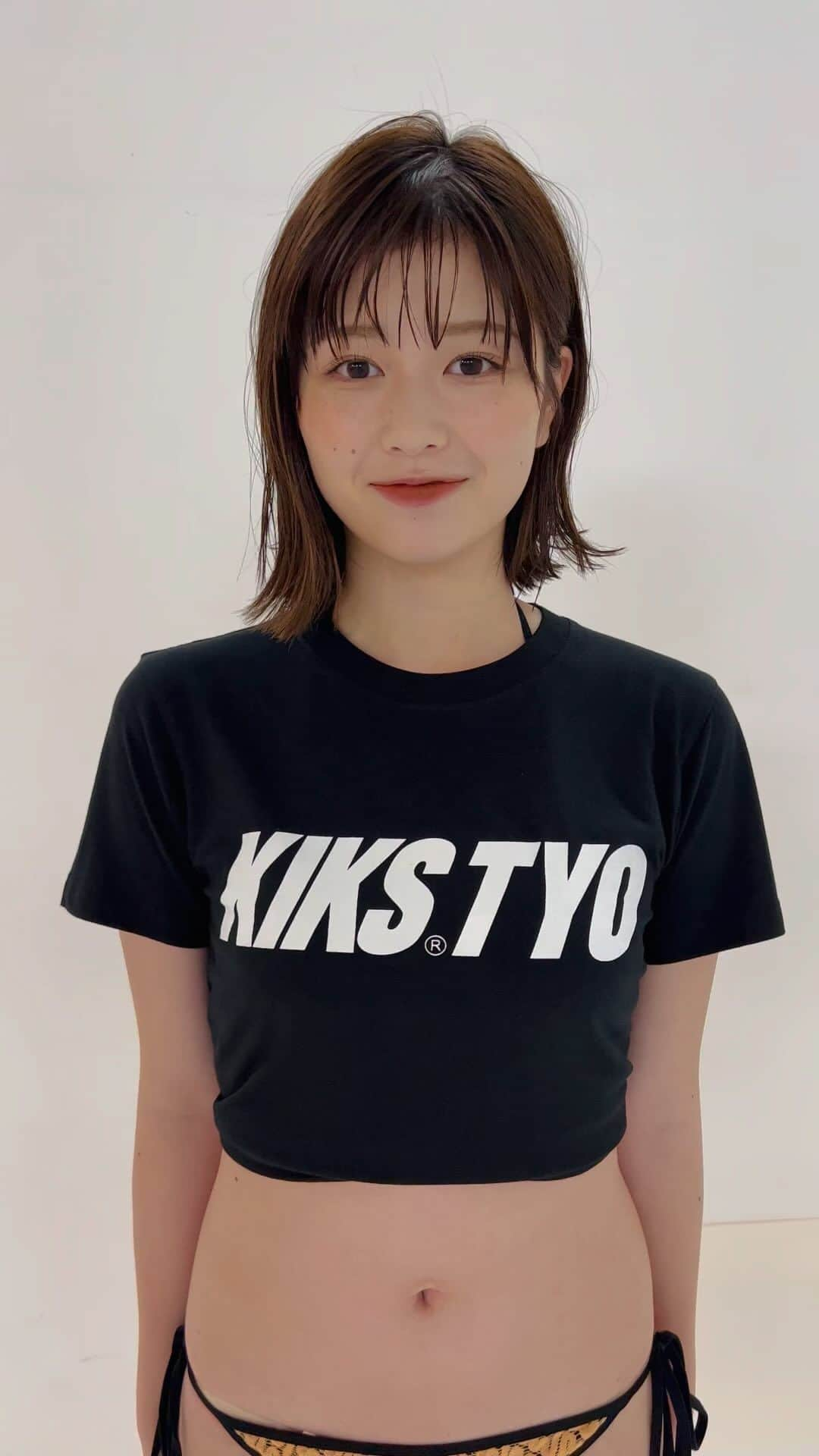 KIKSTYOのインスタグラム：「. KIKS GIRLS TEEに新作が登場!!!  皆様お待ちかねの年に一度の”週刊プレイボーイ"とのトリプルコラボレーション企画!!!  今回のモデルには、冴木柚葉さんを起用。 1999年10月17日生まれ。東京都出身。 趣味: ドラマ・映画鑑賞　特技：ダンス・もんじゃを焼くこと   ”王様のブランチ”リポーターをはじめ、様々なバラエティやドラマで活躍。 併せて、週刊プレイボーイやヤングマガジンなどの表紙を飾るなどグラビアモデルとしても活躍している。  抽選で3名様にサイン入りチェキをプレゼント致します。先着順ではありませんので、ご了承下さい。 注）こちらの商品は予約商品となっております。 注）予約商品のため、注文後のキャンセルはお断りさせて頂きます。  注）画像はサンプルです。インクジェットプリントの為、実際とは若干異なる場合がございます。 受注期間 2023年10月20日(金)～2023年10月29日(日)までとなります。 発送は2023年11月下旬予定となります。 予約商品のため、到着日のご指定は頂けません。 #kikstyo #kiksgirls #週刊プレイボーイ #冴木柚葉 #yuzuhasaeki #logotee」