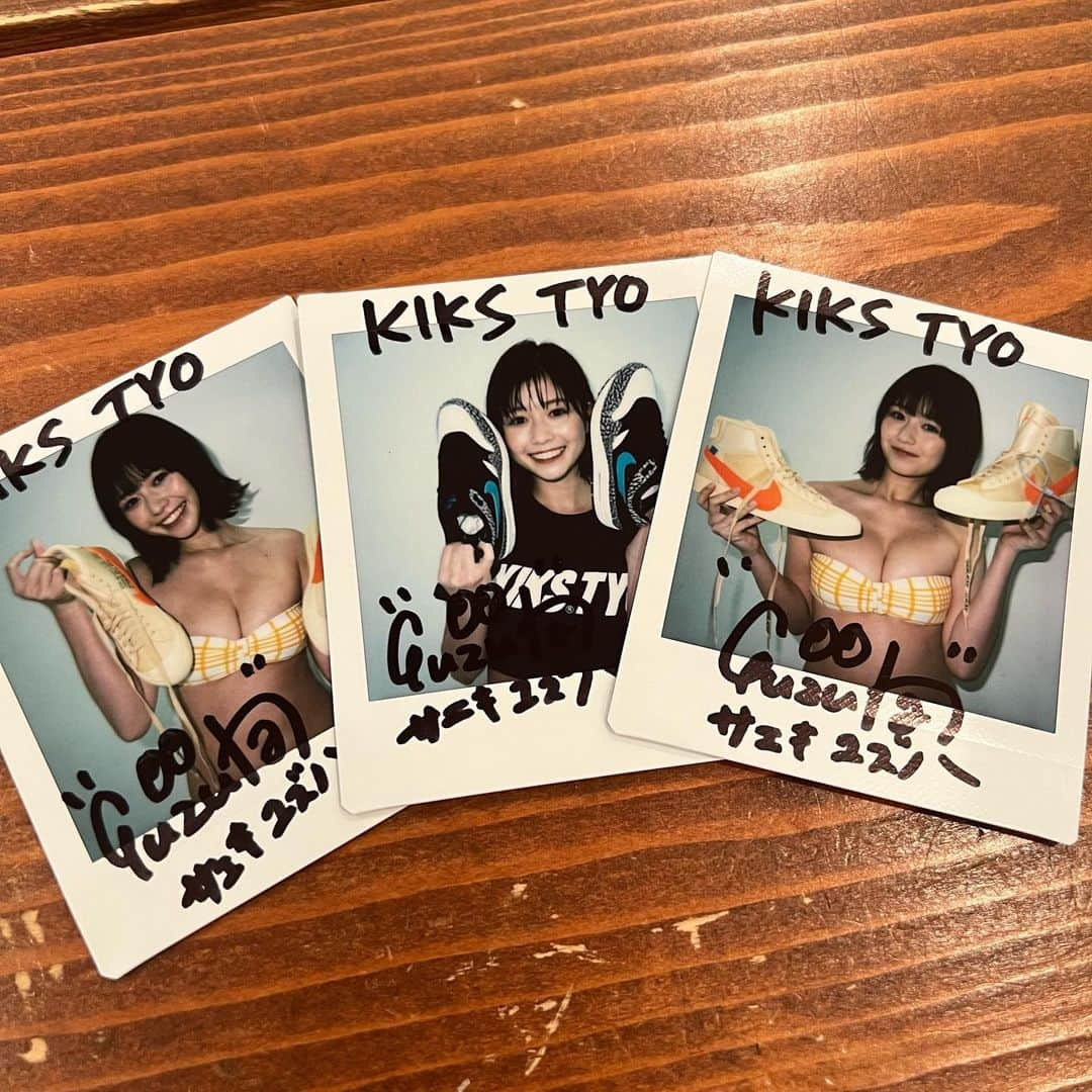 KIKSTYOさんのインスタグラム写真 - (KIKSTYOInstagram)「. KIKS GIRLS TEEに新作が登場!!!  皆様お待ちかねの年に一度の”週刊プレイボーイ"とのトリプルコラボレーション企画!!!  今回のモデルには、冴木柚葉さんを起用。 1999年10月17日生まれ。東京都出身。 趣味: ドラマ・映画鑑賞　特技：ダンス・もんじゃを焼くこと   ”王様のブランチ”リポーターをはじめ、様々なバラエティやドラマで活躍。 併せて、週刊プレイボーイやヤングマガジンなどの表紙を飾るなどグラビアモデルとしても活躍している。  抽選で3名様にサイン入りチェキをプレゼント致します。先着順ではありませんので、ご了承下さい。 注）こちらの商品は予約商品となっております。 注）予約商品のため、注文後のキャンセルはお断りさせて頂きます。  注）画像はサンプルです。インクジェットプリントの為、実際とは若干異なる場合がございます。 受注期間 2023年10月20日(金)～2023年10月29日(日)までとなります。 発送は2023年11月下旬予定となります。 予約商品のため、到着日のご指定は頂けません。 . New KIKS TYO x YUZUHA SAEKI x WEEKLY PLAYBOY JAPAN Magazine (aka SHUPURE) tees are available for pre-order at kikstyo.com (Japan) and kikstyoshop.com (International).  Pre-order ends Sunday, Octber 29th, 2023 or while supplies last.  Buy these pre-order tees for a chance to win 1 of 5 autographed "Cheki" photos from YUZUHA SAEKI. Get 1 entry per purchase. Winners will get an exclusive autographed photo with order.  .  #kikstyo #kiksgirls #shupure #週刊プレイボーイ #冴木柚葉 #yuzuhasaeki #blazer #mid #the10 #offwhite」10月20日 16時58分 - kikstyo