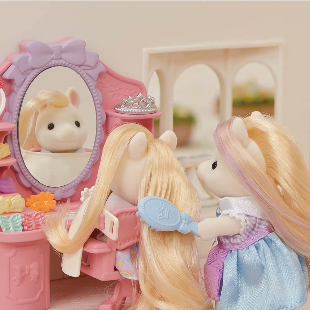 シルバニアファミリー【公式】 さんのインスタグラム写真 - (シルバニアファミリー【公式】 Instagram)「ポニーのサリーは、ヘアサロンでお母さんのセラフィナにブラシで髪をとかしてもらっています✨  「自分でとかすより、お母さんにとかしてもらったほうが、サラサラになる気がする！」 「あら、そうかしら？」 「お母さんすごいね！私にもコツを教えて～！」  サラサラヘアーになる方法、気になりますね♪  #シルバニアファミリー #シルバニア #sylvanianfamilies #calicocritters #sylvanian #ドールハウス #dollhouse #ミニチュア #miniature #かわいい #可愛い #cute #癒し #癒される #kawaii #ヘアブラシの日 #ヘアブラシ #サラサラ #髪」10月20日 17時00分 - sylvanianfamilies_jp