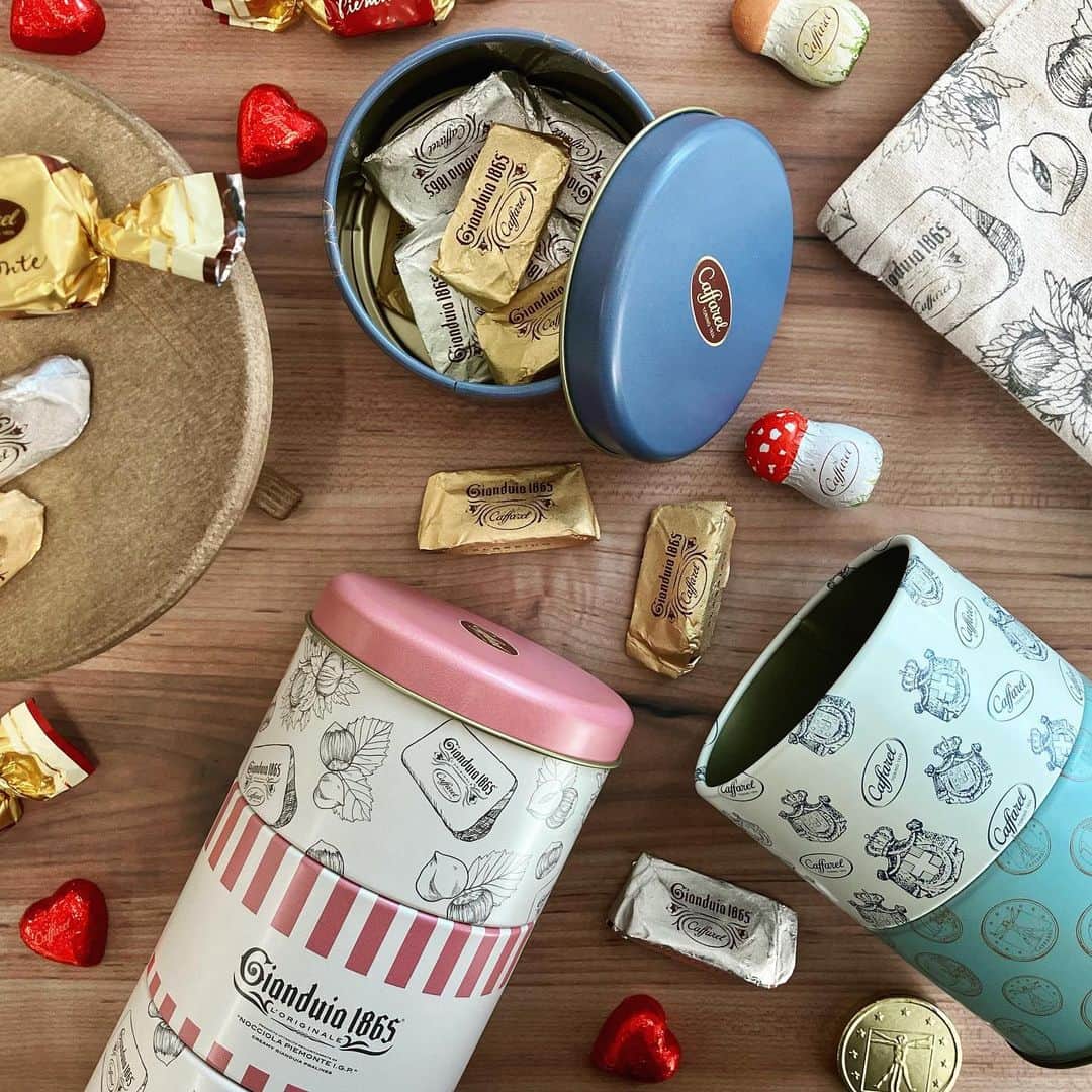カファレルチョコレートのインスタグラム：「. ＼　カファレルファンの皆さまご注目📢　／  カファレル初のオリジナルトートバッグ付きチョコレート3段缶セット『ノッチョラッタ』が新登場🙌  人気チョコレートをたっぷり40粒愉しめる豪華セットとなっております😍  オンラインショップ限定販売✅ 日常生活にも使える缶とトートバッグでカファレルライフをお楽しみください♪」