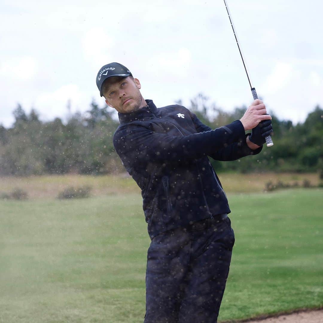 Descenteさんのインスタグラム写真 - (DescenteInstagram)「PGA Tour pro golfer and 2016 Masters Tournament Champion Danny Willett sporting the DESCENTE PRO 2023 Fall Winter Golf Collection.  The DESCENTE PRO GOLF line allows golfers to maximize their performance with warm, comfortable, sleek golf wear, during autumn and winter.  The collection uses DESCENTE's innovative Schematech material for its down jacket, down pants, and sweater. Schematech technology and DESCENTE's unique pattern design ensures that minimal fabric pieces are used for a single garment - a seamless piece of fabric acquires multiple functions to ensure a comfortable environment within the garment while allowing stree-free mobility during swing movements.  DESCENTE has partnered with Danny since 2017, providing support with cutting-edge functional design golf wear. We look forward to supporting him on the green in all seasons.   #descente #designthatmoves  #descentepro #descentegolf #golfwear #progolf #pgatour #golfer #golfpro #golfstagram #golf」10月20日 17時00分 - descente_international