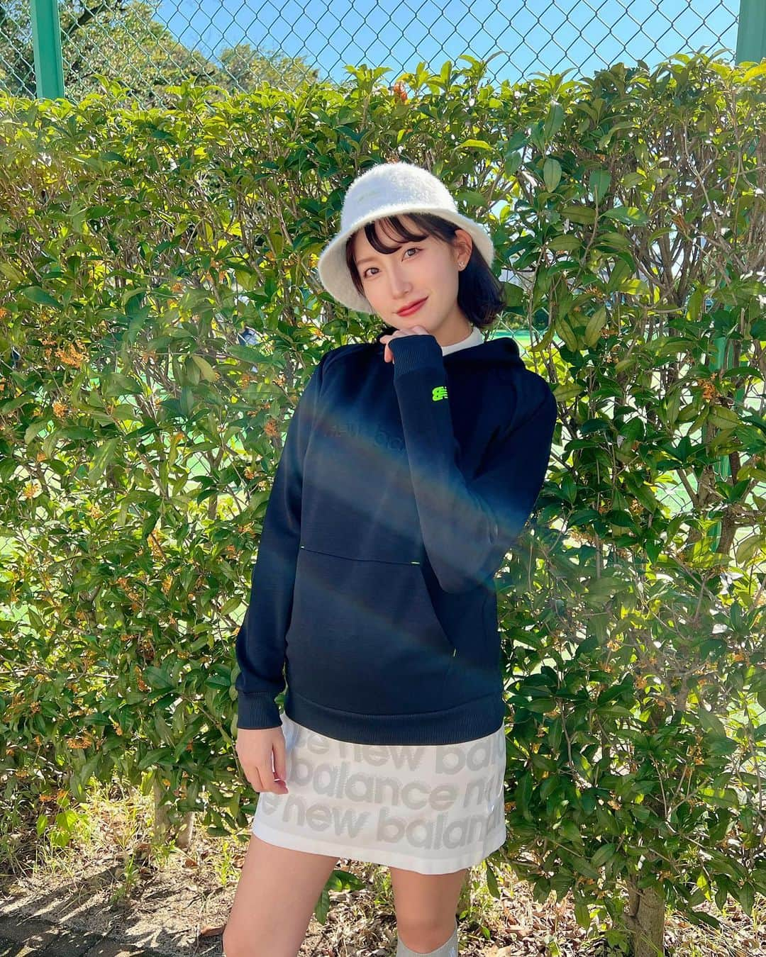 中島亜莉沙のインスタグラム：「秋のマタニティゴルフウェアコーデ🤰🌾 全身 @newbalancegolf_japan   　 パーカーは私服でも着られる さりげないネオン刺繍がポインツ👆🏻 やや大きめのサイズで着てるから お腹が目立たないし暖かい☺️🫶🏻  #よんまいめ #覗き見してる人 #ではなく #キンモクセイの香りを嗅ぐ人  #newbalance #newbalancegolf #ニューバランス #ニューバランスゴルフ #ワンピースコーデ #ゴルフ #ゴルフウェア #ゴルフコーデ #スポーツウェア #ゴルフ女子 #コーデ紹介 #秋コーデ #マタニティコーデ  #マタニティゴルフ #golf #골프　#골프여자　#尔夫球 #高尔夫」