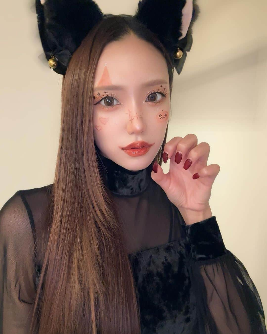 沙季のインスタグラム：「Halloween🎃🦇🕸  ちょい早めのハロウィンメイクした💄🤍  エフェクトじゃなくて ちゃんと全部書いてます。笑  いや〜器用だな〜って我ながら自画自賛💖👶🏻  SHEGLAMの化粧品使ってやったよ✌️☆  #sheglam #sheglammakeup #ハロウィン #ハロウィンコスプレ #ハロウィン仮装 #ハロウィンメイク #halloween #halloweenmakeup」