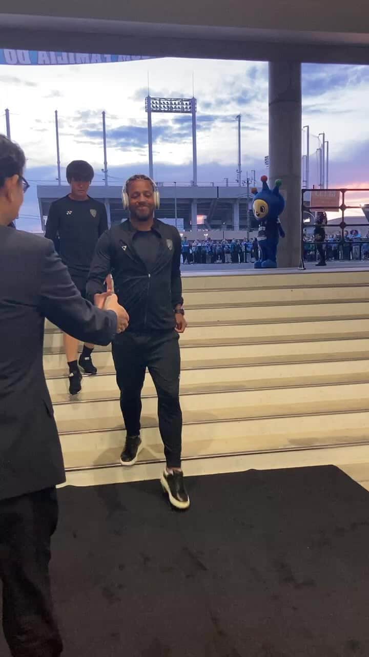 アビスパ福岡のインスタグラム：「チームバス到着シーンをお届けしました。  本日の川崎戦、応援よろしくお願いします⚽️  #アビスパ福岡」