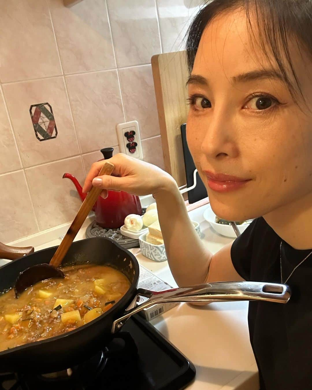 中岡由佳のインスタグラム：「❇︎ 年長さんが芋掘り遠足で持ち帰った大きなさつまいも🍠🍠オーブンで1時間〜半程じっくり焼いて、半分は焼き芋で😋残りはカレーにします。じっくり加熱して甘いので、ルウの最後に加えて軽く混ぜるだけ。自然の甘口カレーの出来上がり🍛ハロウィンが近いし、体の栄養の為にかぼちゃも加えました🎃こどものためのカレールウ。をよく使いますが、大人の私も大好きです😂  #cooking #料理 #curry #カレー #forkids #子供向け  #sweetpotato #さつまいも #pumpkin #かぼちゃ #healthy #健康 #nutrition #栄養 #nutritionist #栄養士 #centforce #セントフォース」