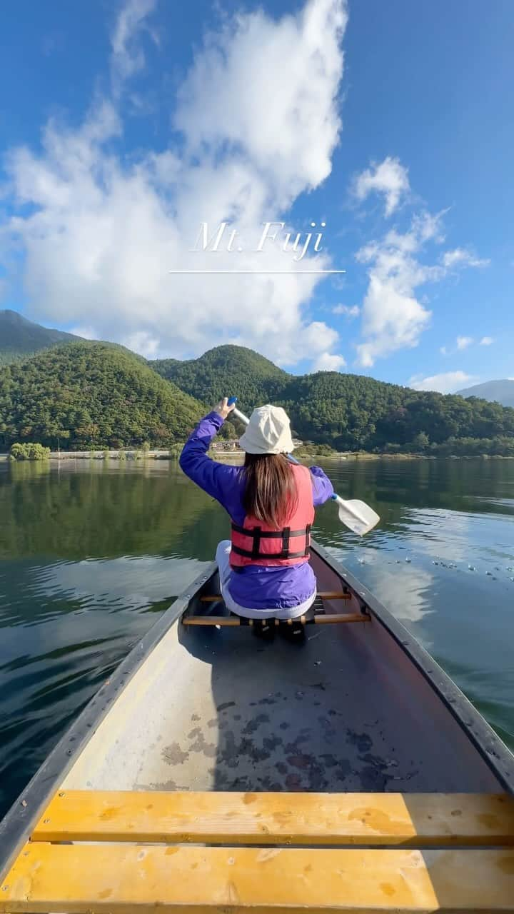 麻亜里のインスタグラム：「河口湖で富士山を見ながらカヌー🛶 寒くなったら雪化粧を纏った富士山が見られるね🗻 そんな季節にも行ってみたい♡ . #河口湖観光 #カヌー #星のや富士 #星のや #富士山」