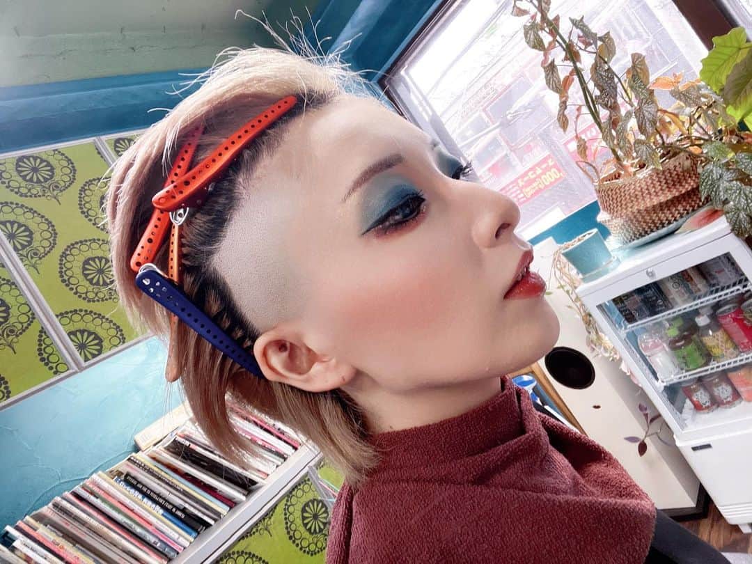 のインスタグラム：「最近投稿サボり気味ね。 どうも、まことゆうです。 まことゆうのサイドは刈り上げ。 なぜ刈り上げるのか。 毛量が尋常じゃないのと"みんなと一緒"が嫌だったから。 なかなか見ることのないショットを📸😀パシャリ。 過去のやつだけどね。 . さて、もう10月も後半に差し掛かってきた 私の人生の中での大きな選択をした 去年の12/13。 あれから一年もう直ぐ経つのか。 早かったなぁ。 早すぎたなあ。 痩せたのはいいけど、老けた気もする。笑 毎日が楽しかった，とは言えない。 でも立ち向かった 何度荒波にのまれても、溺れても、 ボロボロになっても 逃げなかった 逃げたかったときもある正直。 でもそれだけはしなかった。 自分が自分を許せなくなるって知ってたから。 だけど、それだけで踏ん張れたわけじゃない。 一緒に踏ん張る仲間がいたから。 人一人の力なんてしれてる。 何十本ものシャンパンを一日であけたとき 私の周りで何人酔って潰れて倒れたか 吐いてた子もいたわ… 周りがいての自分だってこと。 周りに支えてもらってるから自分が存在するということ。 僻む暇があるなら 自分を支えてくれてる周りの人に 感謝の気持ちを伝えなさい。 ありがとう、その一言を伝えなさい。 感謝を相手に伝える， それがいい女への第一歩です。」