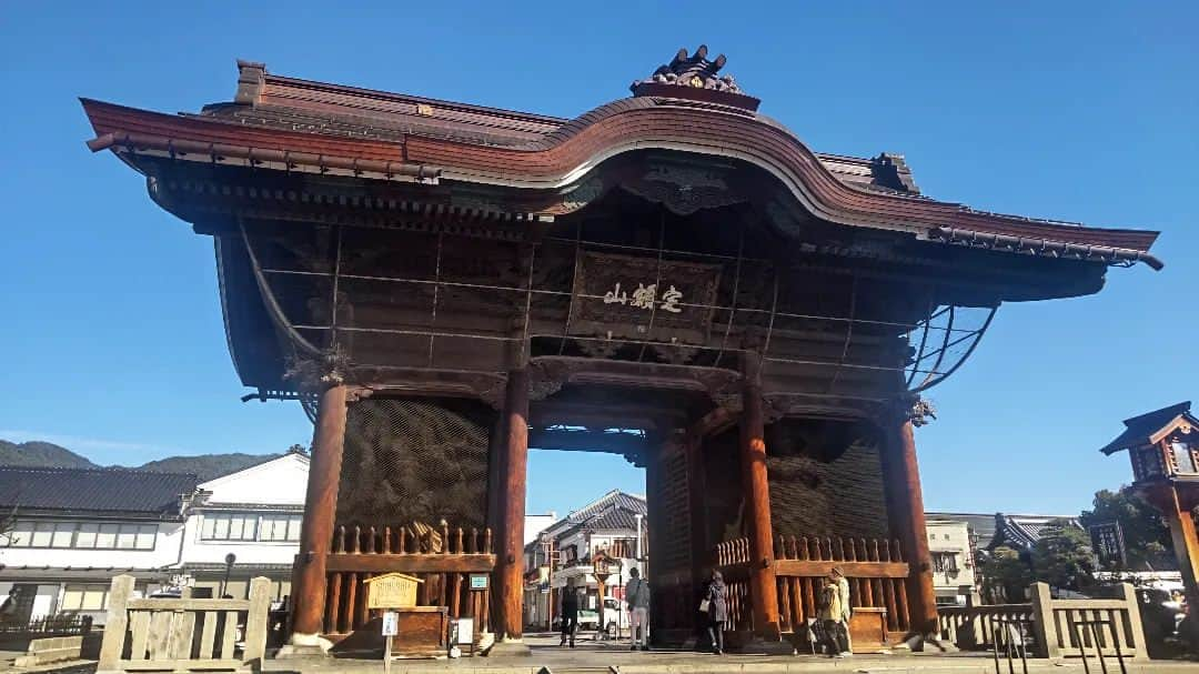 鬼頭真也のインスタグラム：「長野にて。初めての善光寺。 広いお寺ですねぇ。 スケールが大きいですわ。 たまたま護摩業も見れたけど、やっぱり荘厳な雰囲気ありますね。  お戒壇巡りもしましたよ。 暗闇の中、私の前の行く高齢のご夫婦だと思われる方々。 男性の方が錠前を触り損ねたらしく、女性が案内しようしてらっしゃる。 手探りで私のお腹あたりをペタペタして、誘導しようとしてる。 完全に夫と間違えてる！ 「あ、違います。それ、私です。」 なんてことを言いまして。  もちろんこんなこと初めてですが、まぁ暗闇あるあるなのかな。  食も満喫。山門前で朝そばから入って、帰りに茄子のおやきと味噌ソフトクリーム。 味噌ソフト、好きなやつだったぁ。 おやきの生地ってあんなもちっとしてたっけ？  #善光寺 #お戒壇巡り」