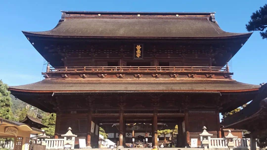 鬼頭真也さんのインスタグラム写真 - (鬼頭真也Instagram)「長野にて。初めての善光寺。 広いお寺ですねぇ。 スケールが大きいですわ。 たまたま護摩業も見れたけど、やっぱり荘厳な雰囲気ありますね。  お戒壇巡りもしましたよ。 暗闇の中、私の前の行く高齢のご夫婦だと思われる方々。 男性の方が錠前を触り損ねたらしく、女性が案内しようしてらっしゃる。 手探りで私のお腹あたりをペタペタして、誘導しようとしてる。 完全に夫と間違えてる！ 「あ、違います。それ、私です。」 なんてことを言いまして。  もちろんこんなこと初めてですが、まぁ暗闇あるあるなのかな。  食も満喫。山門前で朝そばから入って、帰りに茄子のおやきと味噌ソフトクリーム。 味噌ソフト、好きなやつだったぁ。 おやきの生地ってあんなもちっとしてたっけ？  #善光寺 #お戒壇巡り」10月20日 17時06分 - shinya_kito