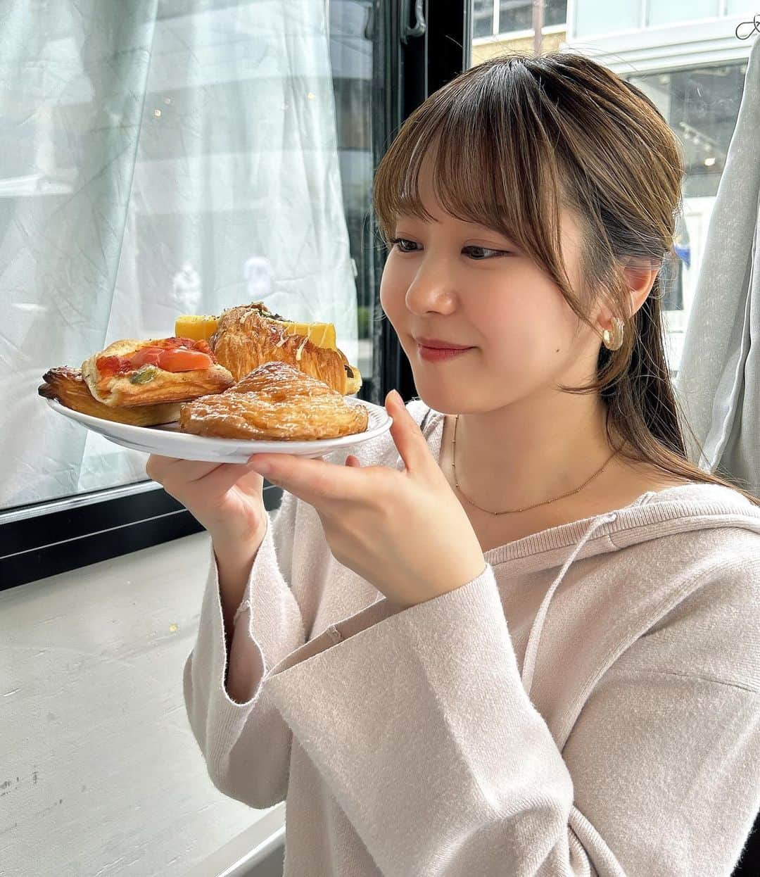 門脇佳奈子さんのインスタグラム写真 - (門脇佳奈子Instagram)「ずっと気になってたパン食べ放題に行ってきました🥐  ドリンク含めて2000円でサラダセットかスープとミニサラダセットが選べてめちゃめちゃおいしい色んな種類のクロワッサンが食べ放題😭❤️🥐  しょっぱい系と甘い系を交互に食べたら無限🥹❤️ 合計11個食べちゃった🤤  #サミープー」10月20日 17時09分 - kanakoofficial