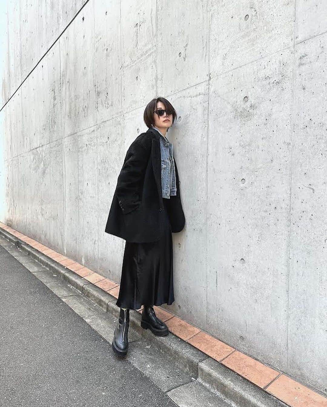 小山田早織さんのインスタグラム写真 - (小山田早織Instagram)「大好きな服を永く大切に着る🤍  お手入れするたびに何度でも恋をする服に囲まれる🤍  長年愛せるブラックのコートを探していた時に、 直感でコレだ⚡️と思いました🤍  @deuxiemeclasse のお洋服はいつだって 元気とパワーを与えてくれる My Basicを語るには欠かせない存在です🤍  @deuxiemeclasse   #deuxiemeclasse  #ドゥーズィエムクラス #pr」10月20日 17時10分 - saorioyamada