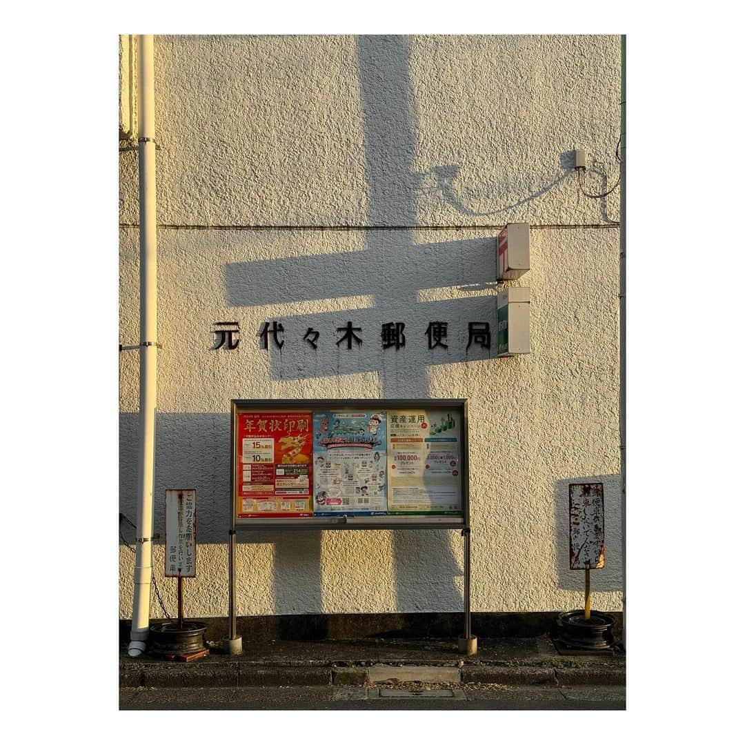 のインスタグラム：「“ 〒 “  僕は人より何倍か周りを無駄にキョロキョロしてる気がする👀 だからふと街中で見かけた面白いシーンをiPhoneでもカメラでもどんどん切り取っていこうと思い、その１発目👀  郵便局の看板と電柱の影がうまいこと重なって、〒マークに見えた笑🏣電柱の影が突き抜けてなかったら100点だったけどなぁ…🥹  だから90点。  てか、もはや『キ』😂😂😂  #shogosekine  #shotbyiphone」