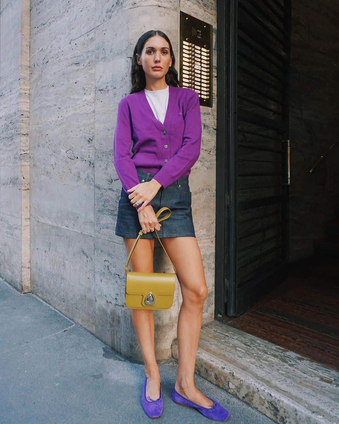 アーペーセーのインスタグラム：「Stepping out with @dilettabonaiuti and her Astra bag.   #APCparis」