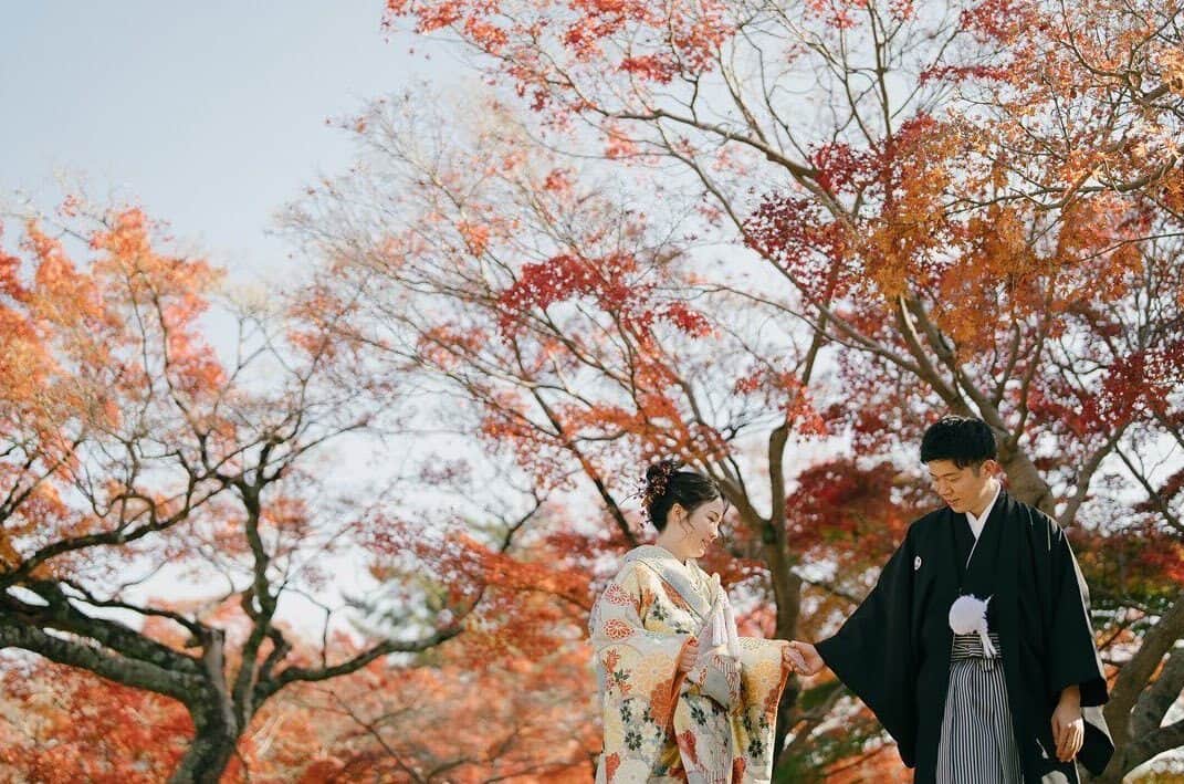 ラヴィ•ファクトリーさんのインスタグラム写真 - (ラヴィ•ファクトリーInstagram)「. 【写真で叶える結婚式】 . 鮮やかな紅葉が美しい1枚📸 美しい紅葉は和装も洋装も美しく彩り、 表情を変える街並みをお楽しみただけます🍁 . —————— ラヴィファクトリー:@osaka_laviephotography AREA:JAPAN,OSAKA —————— @laviefactoryをフォローして #laviefactory #ラヴィファクトリー のハッシュタグをつけて お写真を投稿してみてくださいね✳︎ . こちらの公式IG（@laviefactory） で取り上げさせていただきます✨ . 思わず笑顔になれるハートのある 「家族写真」はラヴィクルール* >>>@laviecouleur_official . #wedding #weddingphotography #photo #ハートのある写真 #instawedding #結婚写真 #ウェディング #ウェディングフォト #撮影指示書 #ロケーションフォト #前撮り#写真好きな人と繋がりたい #フォトウェディング #卒花 #後撮り #ウェディングニュース #前撮り小物 #前撮りフォト #前撮りアイテム #ウェディング撮影 #撮影構図 #前撮りアイディア #撮影指示書 #花嫁コーディネート #花嫁コーデ #和装ロケフォト #紅葉前撮り #紅葉フォト」10月20日 17時15分 - laviefactory