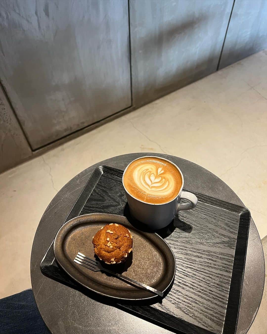 黒澤まさ美のインスタグラム：「⁡ #西麻布 #カフェ 見当たらない問題を解決してくれたお気に入りのカフェ☕️ #マフィン が小ぶりで#おやつ にピッタリ😋 ⁡ #西麻布カフェ  ⁡ #cafe #cafehopping  #latte #latteart  #muffin #nishiazabu  #カフェ巡り  #西麻布グルメ  #ニシアザ部」
