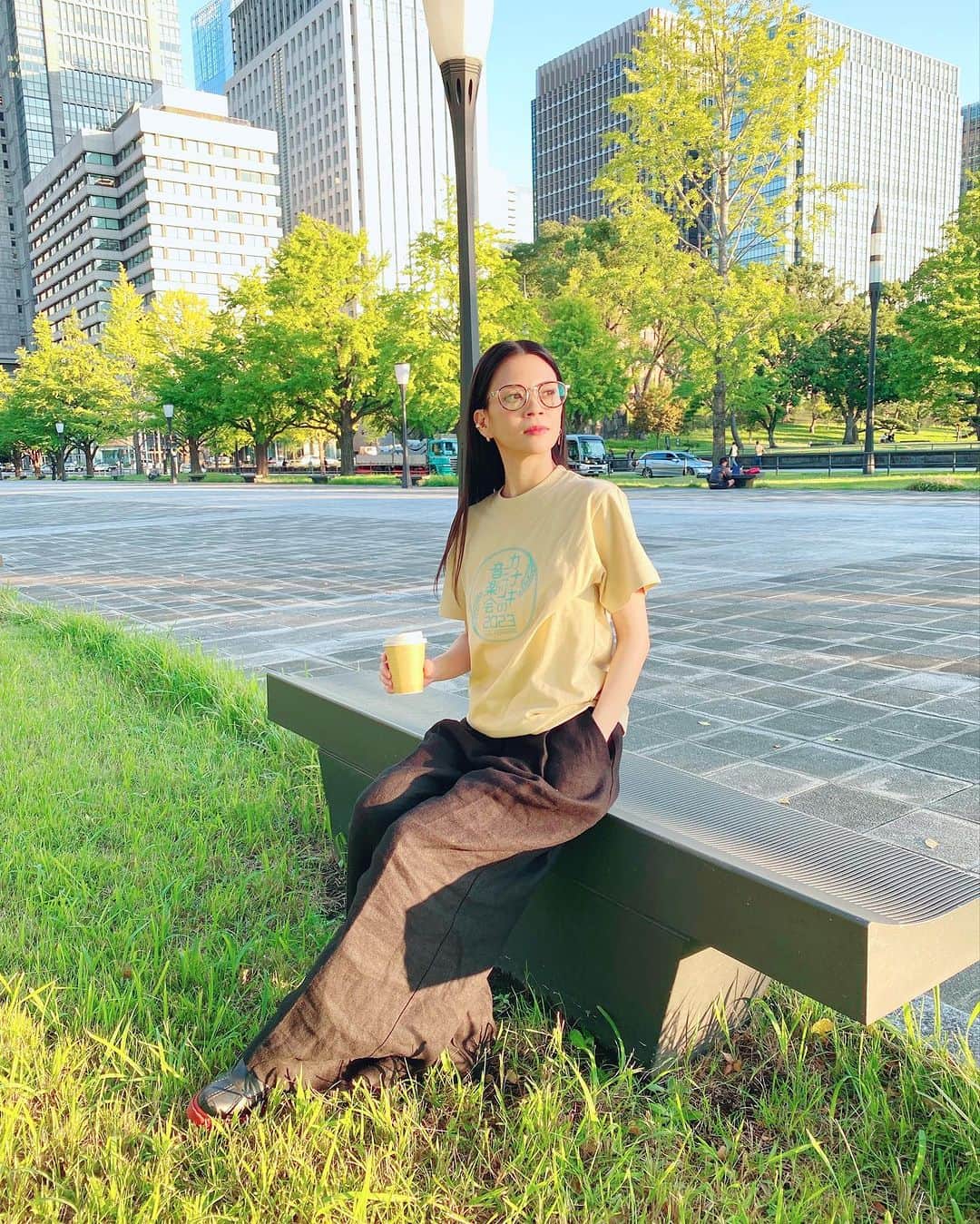 小柳ゆきさんのインスタグラム写真 - (小柳ゆきInstagram)「明日10/21は 「カミナヅキの音楽会」東京公演です！ 皆様のお越しをお待ちしております😊  またキャンセルにつき 若干数ですが明日の16時から 会場にて当日券を販売しますので ご購入できなかった方は是非！  そしてグッズもございます。 コーヒーを片手に持つとキマります。  by STAFF #撮影楽しかった 笑 #カミナヅキの音楽会 #骨格オリジナルコーデ #コーヒーコーデ」10月20日 17時17分 - yuki_koyanagi
