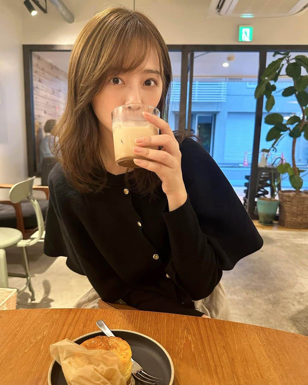 のインスタグラム：「ポンチョみたいなニットかあいい🖤 @_torugato_apparel_ のです😉  今度パンツに合わせてみよ🙌  にしても最近チャイラテ飲みすぎてる。笑  #fashion #ootd #outfit #coffee #ファッション #コーデ #きれいめコーデ #大人カジュアル #大人かわいい #シンプルコーデ」