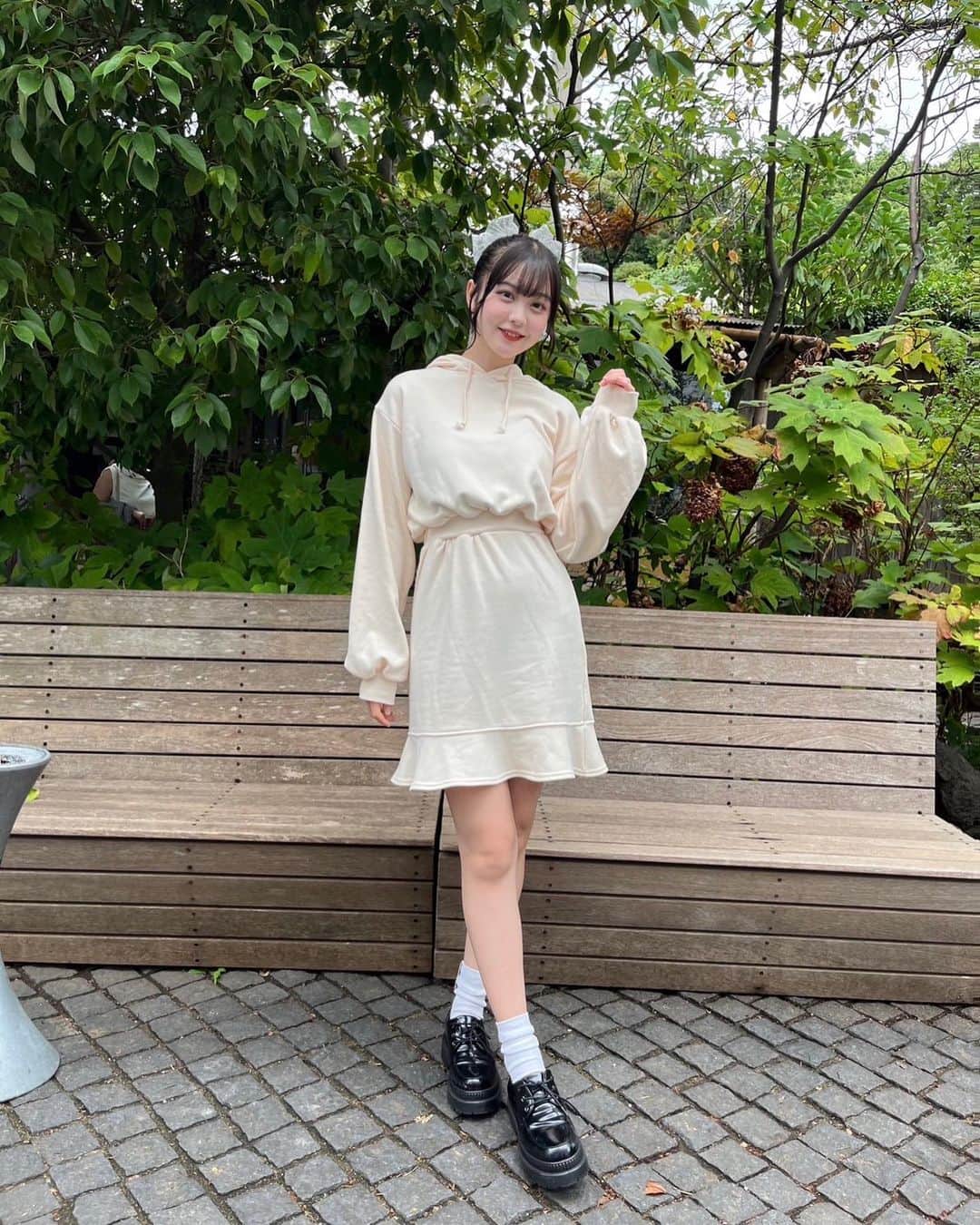 新潮社「ニコラ」さんのインスタグラム写真 - (新潮社「ニコラ」Instagram)「このパーカワンピはスカートのすそがフレアになっているのがポイント!! パーカだけどポイントでガーリー感があってガーリー初心者さんでも 可愛く着こなす事ができます🤍 頭に大きなリボンもつけて女の子らしくしてみました🎀  パーカワンピ♡shrita 靴♡地元のお店 リボンバレッタ♡SHEIN  #PR #シュリータ #shrita #大人っぽガーリー #ガーリーコーデ  #ガーリーファッション #中学生ブランド #中学生ファッション #佐藤菜月海#ナツミ #ニコラ #nicola #ニコラモデル #ニコモ #秋コーデ」10月20日 17時18分 - nicola_snap