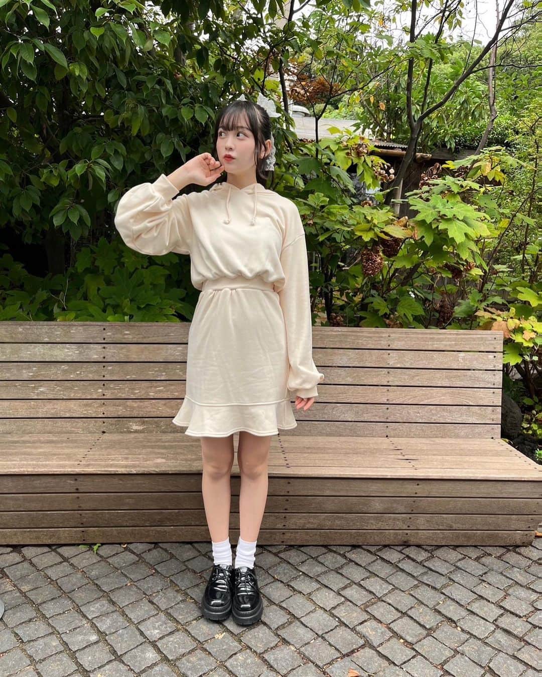 新潮社「ニコラ」さんのインスタグラム写真 - (新潮社「ニコラ」Instagram)「このパーカワンピはスカートのすそがフレアになっているのがポイント!! パーカだけどポイントでガーリー感があってガーリー初心者さんでも 可愛く着こなす事ができます🤍 頭に大きなリボンもつけて女の子らしくしてみました🎀  パーカワンピ♡shrita 靴♡地元のお店 リボンバレッタ♡SHEIN  #PR #シュリータ #shrita #大人っぽガーリー #ガーリーコーデ  #ガーリーファッション #中学生ブランド #中学生ファッション #佐藤菜月海#ナツミ #ニコラ #nicola #ニコラモデル #ニコモ #秋コーデ」10月20日 17時18分 - nicola_snap