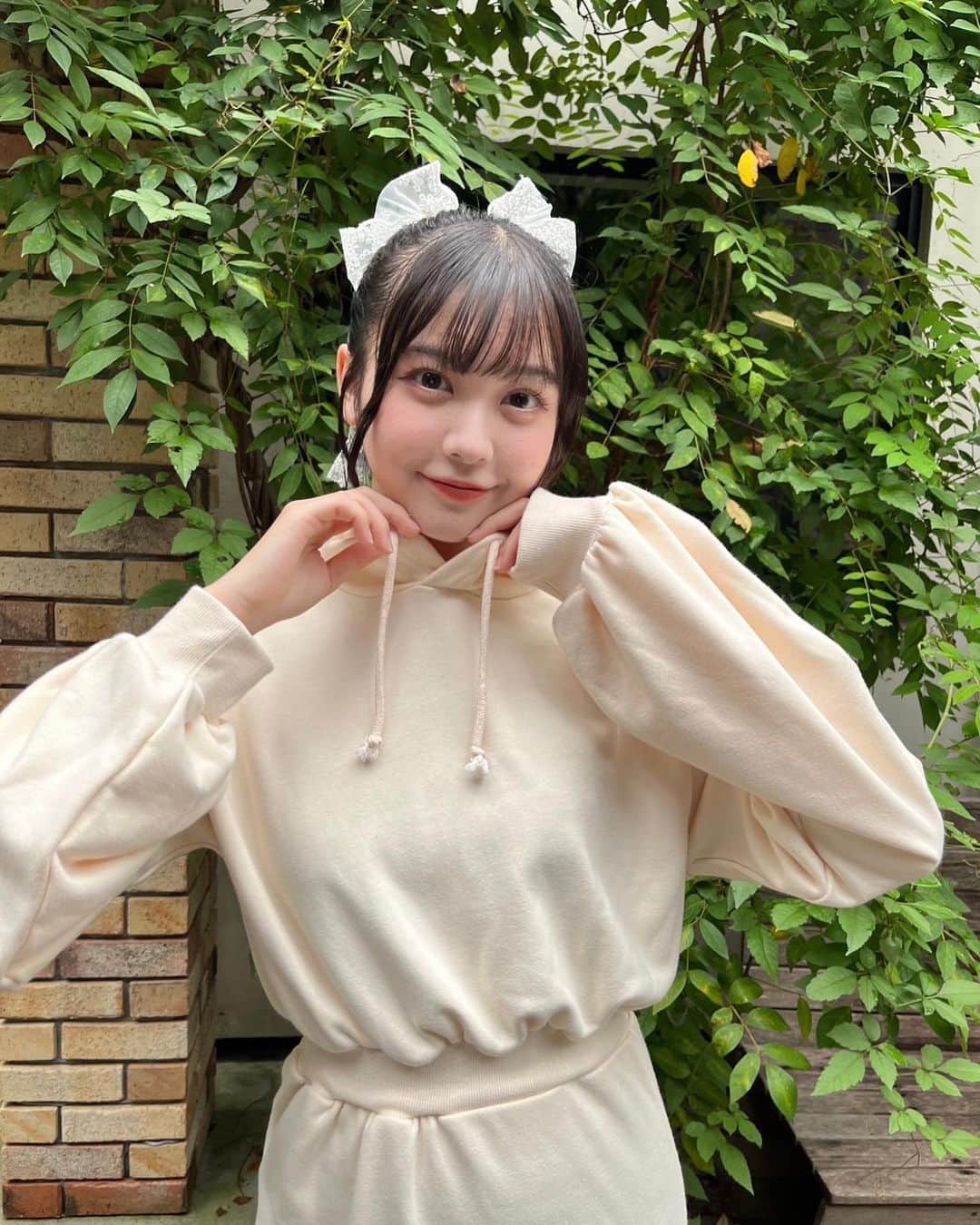 新潮社「ニコラ」さんのインスタグラム写真 - (新潮社「ニコラ」Instagram)「このパーカワンピはスカートのすそがフレアになっているのがポイント!! パーカだけどポイントでガーリー感があってガーリー初心者さんでも 可愛く着こなす事ができます🤍 頭に大きなリボンもつけて女の子らしくしてみました🎀  パーカワンピ♡shrita 靴♡地元のお店 リボンバレッタ♡SHEIN  #PR #シュリータ #shrita #大人っぽガーリー #ガーリーコーデ  #ガーリーファッション #中学生ブランド #中学生ファッション #佐藤菜月海#ナツミ #ニコラ #nicola #ニコラモデル #ニコモ #秋コーデ」10月20日 17時18分 - nicola_snap