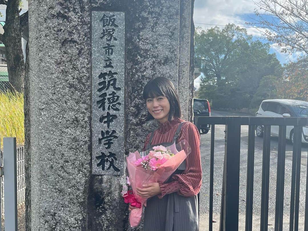 芳野友美さんのインスタグラム写真 - (芳野友美Instagram)「久しぶりの#母校 、懐かしかったよ～☆ 　 今日は文化祭ということで、約30年前に通った#筑穂中学校 にお邪魔して、#講演 をさせていただきました！！ 　 生徒のみんなも先生方も保護者の皆様も、みんな温かく迎えてくださり感謝です✨ 　 私は成功した人間でもないし、今後の人生に役立つ何かを伝えるなんて偉そうなことを言える立場でもないので、あまりタメになる話はできなかったけど、とにかく楽しんでもらおうという気持ちで臨みました！！ 結果私が一番楽しませてもらいましたが(笑) もっと一人ひとりとじっくり交流したかったくらい♪ 　 ちょうど生徒たちの親が同年代くらいなので、自分の子供のように愛おしい気持ちになりました❤️ 同級生や後輩が保護者として見にきてくれてたのもまた嬉しかったです☺︎ 　 今日出会った生徒たちの自慢になるよう、頑張らなきゃな～とパワーをもらいました💪 そして知名度も話術ももっと力を付けて、また母校に戻ってこれるように頑張ります！ 　 ありがとうございました。 　 最後にお知らせです♪ #中山馬主協会 の「BREAK TIME2」という#リレーコラム で、#矢部美穂 さんからバトンをもらい、「私の想い描く未来の競馬場」というテーマのコラムを書かせていただきました！！ 　 是非読んでくださいね☆」10月20日 17時20分 - yumi_yoshino_1980