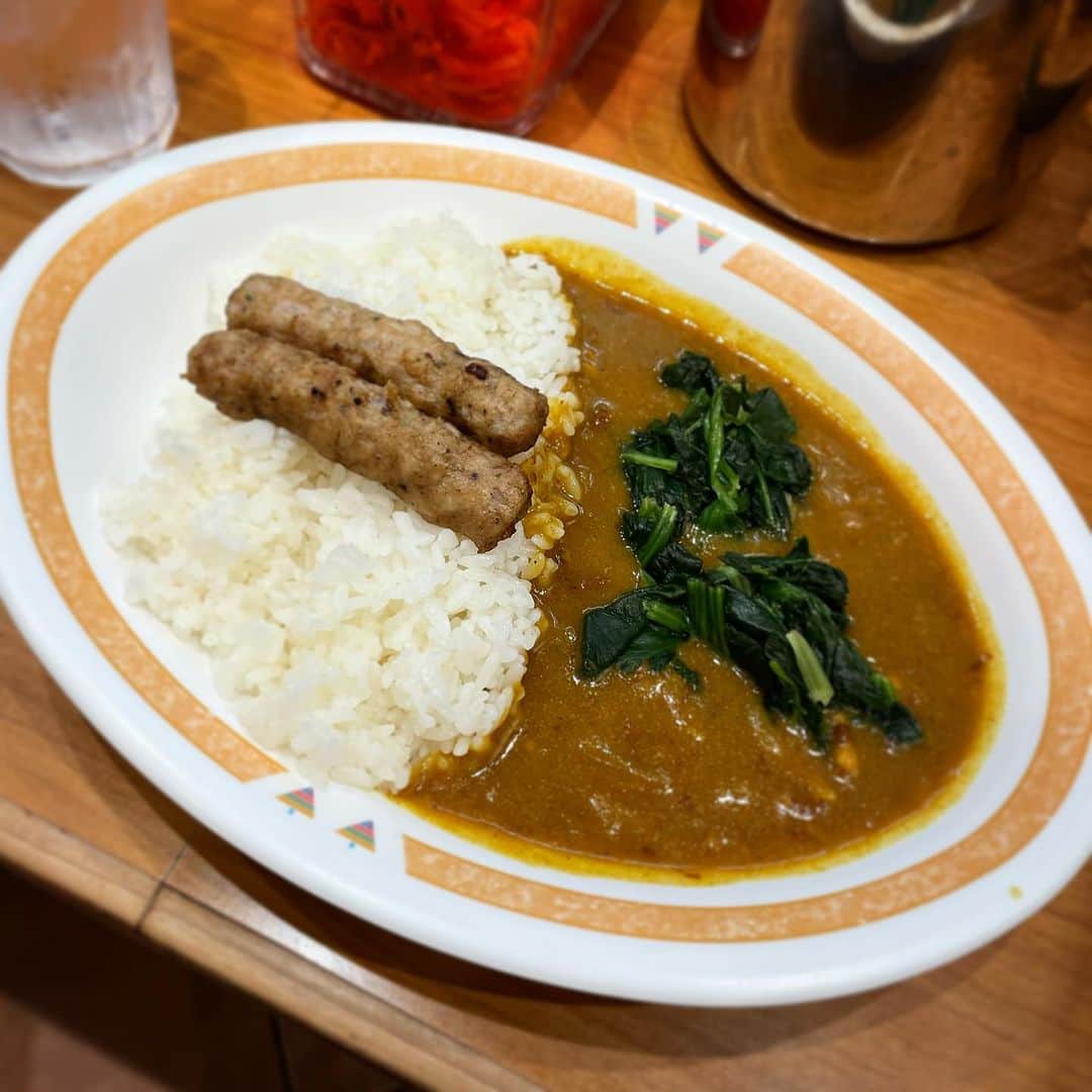 木村ひさしのインスタグラム：「最高のおっさんの遅い昼ごはん。 C&Cカレー　ほうれん草とポークスティックのカレー(辛口) #最高のおっさんのカレー  #2024チャレンジ第一弾」