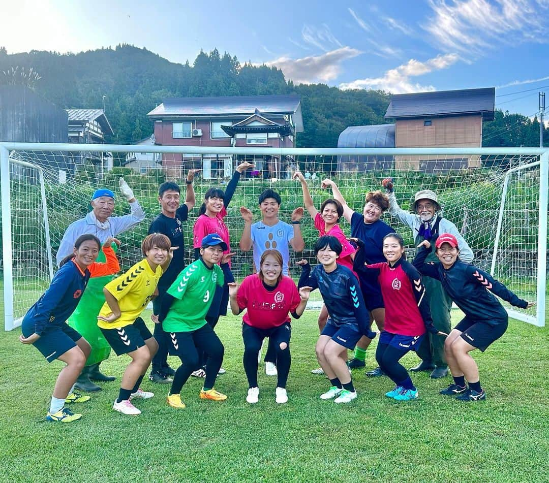 大角怜司さんのインスタグラム写真 - (大角怜司Instagram)「【特番のお知らせ⚽️🌾】  私もディレクターとして制作に携わらせてもらった特別番組 「なでしこに魅せられて」があす県内で再放送！！！！  ○放送日　あす21日(土) ○時間　　午後1時〜  十日町市を拠点に活動している女子サッカーチーム 「FC越後妻有」に密着したドキュメンタリー番組です！！  私は約2年間取材させてもらっていますが、 チームの皆さんと地元サポーターの方々の人柄や思いが 本当に素敵で、お会いするたびにパワーをもらっています😊  今回はそんな選手の皆さんと地域の人たちの 心の交流を追いました！  ぜひご覧ください！！ きっとFC越後妻有のファンになっちゃいますよ😊  写真1枚目は皆さんと一緒に「稲穂ポーズ🌾」 2枚目はユニフォームとハチマキ！ 選手の皆さんのサイン入り！めちゃお気に入りです！  引き続きよろしくお願いします🙇‍♂️  #FC越後妻有 #女子サッカー #農業女子 #新潟県#十日町市 #テレメンタリー #なでしこに魅せられて #ux#アナウンサー」10月20日 17時30分 - ux_ogaku.reiji