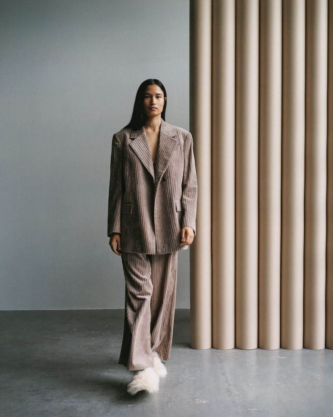 ARKETのインスタグラム：「This oversized double-breasted blazer is crafted from a Tencel™ Lyocell and organic cotton corduroy. Styled with lapel collar, single welt chest pocket and double welt pockets with flaps. Explore our latest edit: link in bio. - #ARKET」