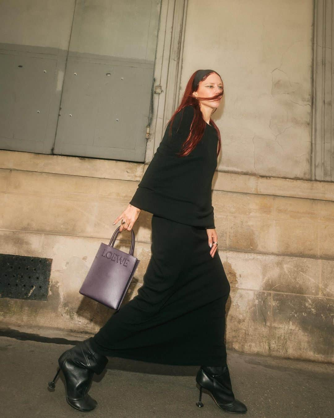 セルフリッジズのインスタグラム：「Bewitched • Some of our favourite street style stars have gone back to black for AW23.  Swipe for inspiration on how to wear vampy dresses, sculpted tailoring and spellbinding leather accessories.  #Regram @alwaysjudging @hannamw @fannyekstrand @juliahobbs_ @stephaniebroek @laravioletta」