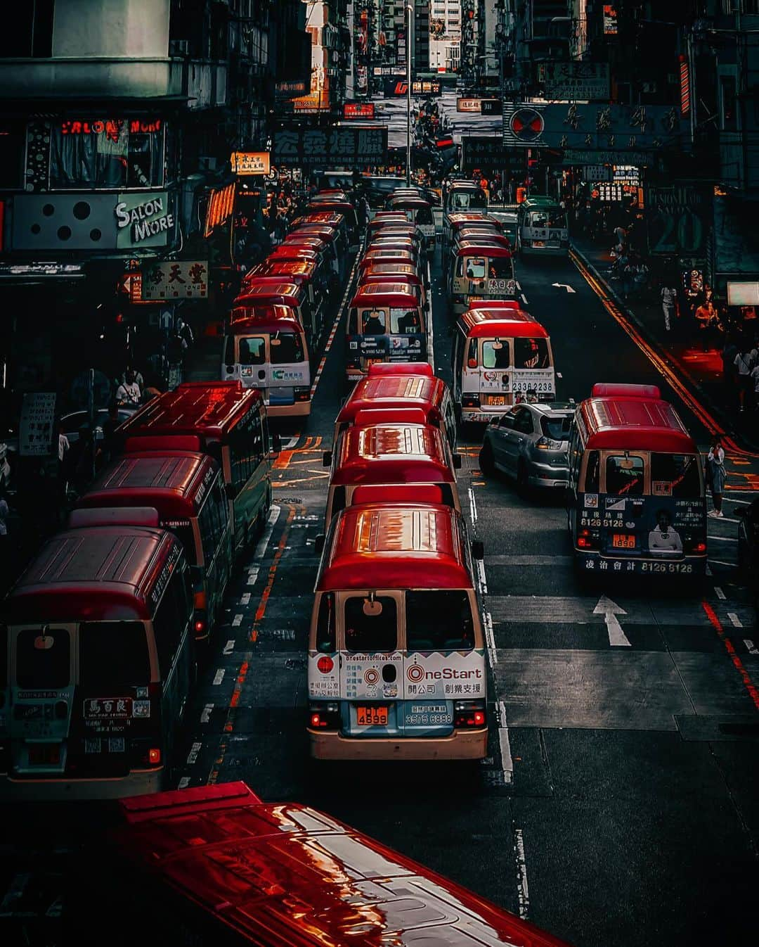 HAYAMI HANNAH ハナさん ど田舎さんのインスタグラム写真 - (HAYAMI HANNAH ハナさん ど田舎Instagram)「. #HelloFrom 🚌 I’ve never tried to get on a Mini Bus. Next time I’ll try! お久しぶりです。日本語のキャプション苦手ですみません。 . .  If you are interested in My Photographs, Feel free to follow @hayamihannah Thanks   #hayamihannah #香港 #HongKong  #discoverhongkong @discoverhongkong #hongkongexplore @Hongkong.explore #awesomehongkong @awesomehongkong #urbanromantix  #womenstreetphotographers @womenstreetphotographers @chinadestinations #chinadestinations   . .  #cityview #citystreets #urbanandstreet  #way2ill #streetshared  #gramvisions #東京カメラ部 #streetphotography #streetclassics #beautifuldestinations #urban_shutter  #写真好きな人と繋がりたい #fatalframes  #streets_vision #streets_storytelling ⁣ #cityphotography #Street_Photography  #StreetLife #StoryOfTheStreet #線維筋痛症」10月20日 17時30分 - hayamihannah