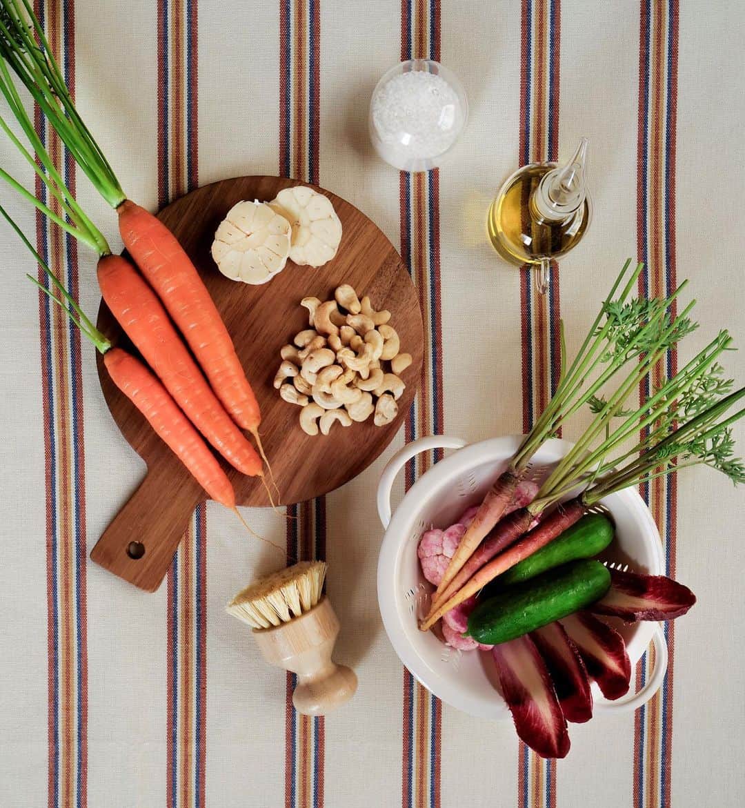 Zara Homeさんのインスタグラム写真 - (Zara HomeInstagram)「#zarahomerecipes ROASTED CARROT DIP WITH CASHEW NUTS AND CRUDITÉS. Discover this one and many more autumn recipes at zarahome.com」10月20日 17時31分 - zarahome