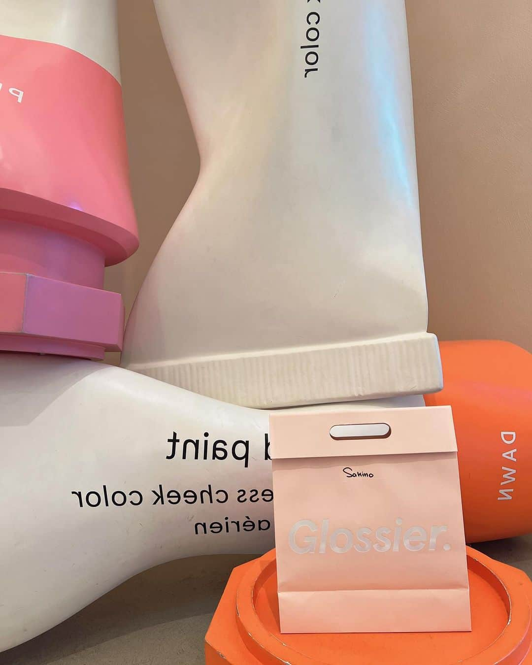 新希咲乃さんのインスタグラム写真 - (新希咲乃Instagram)「Melrose Ave の @glossier 🩷  ピンクピンクで可愛かった〜！！！ 色んなコスメ買ってるから今度購入品紹介します♡ お洋服は @shopcider_jp のだよ👗   #glossier   #グロッシアー  #メルローズ   #melrose」10月20日 17時22分 - niki_sakino