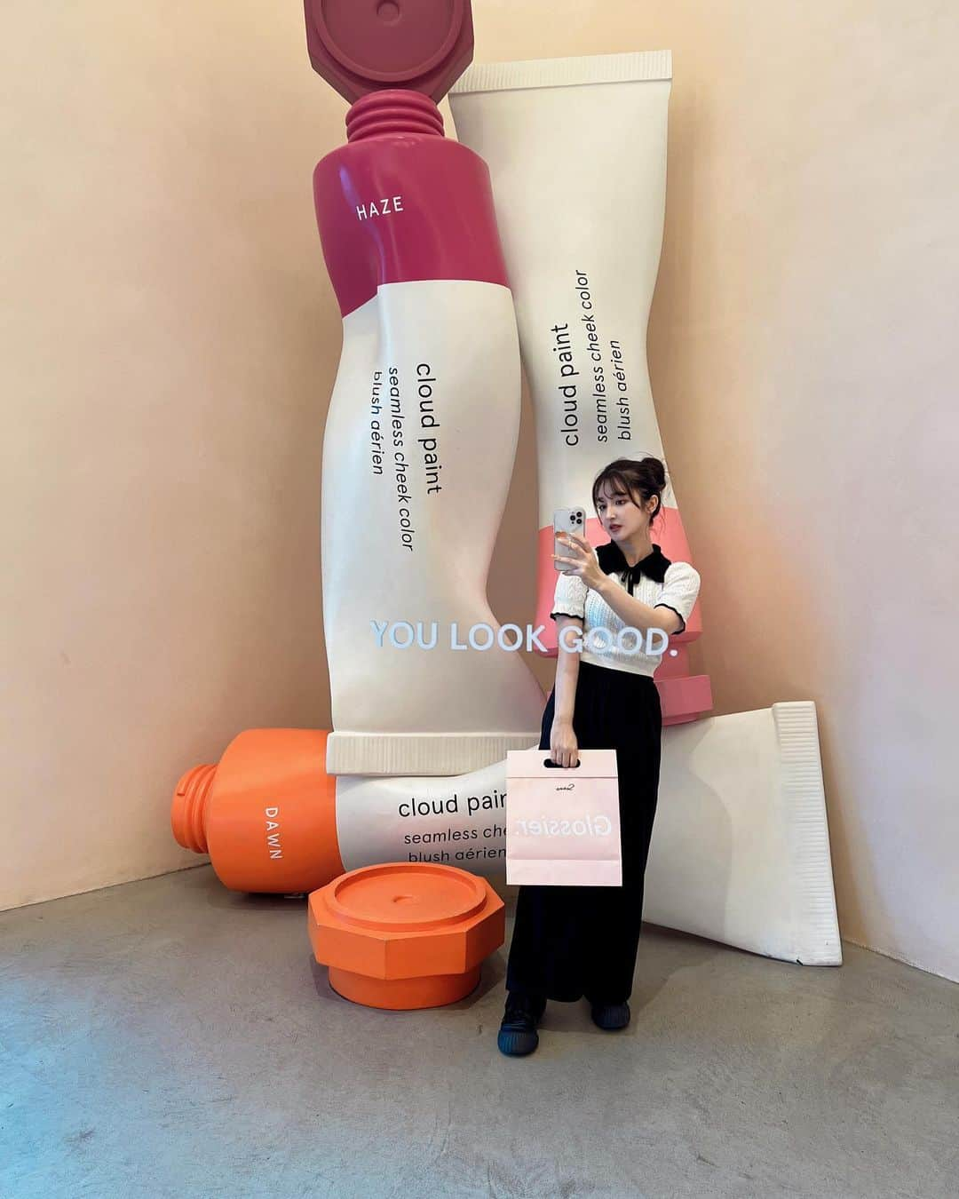 新希咲乃さんのインスタグラム写真 - (新希咲乃Instagram)「Melrose Ave の @glossier 🩷  ピンクピンクで可愛かった〜！！！ 色んなコスメ買ってるから今度購入品紹介します♡ お洋服は @shopcider_jp のだよ👗   #glossier   #グロッシアー  #メルローズ   #melrose」10月20日 17時22分 - niki_sakino