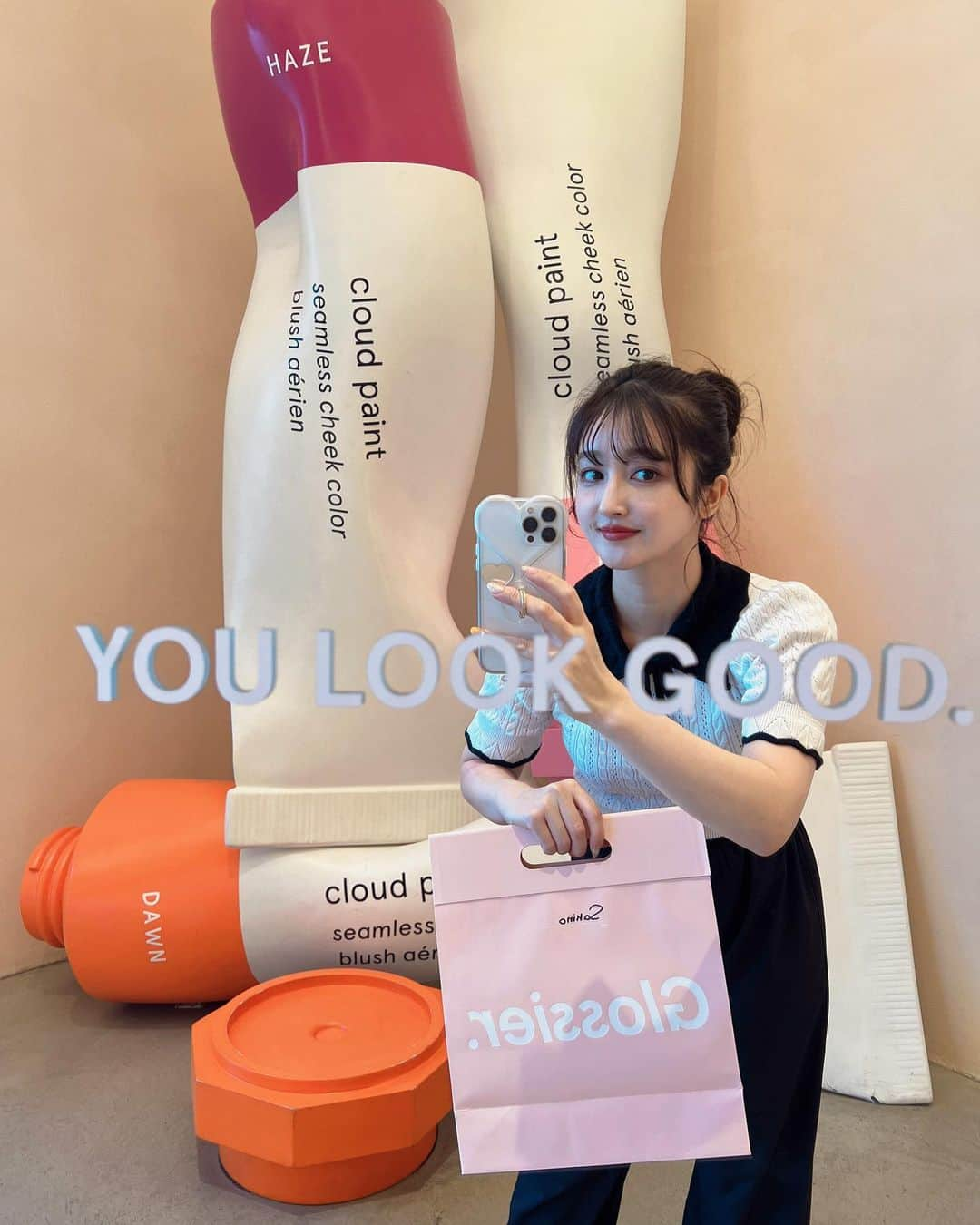 新希咲乃さんのインスタグラム写真 - (新希咲乃Instagram)「Melrose Ave の @glossier 🩷  ピンクピンクで可愛かった〜！！！ 色んなコスメ買ってるから今度購入品紹介します♡ お洋服は @shopcider_jp のだよ👗   #glossier   #グロッシアー  #メルローズ   #melrose」10月20日 17時22分 - niki_sakino