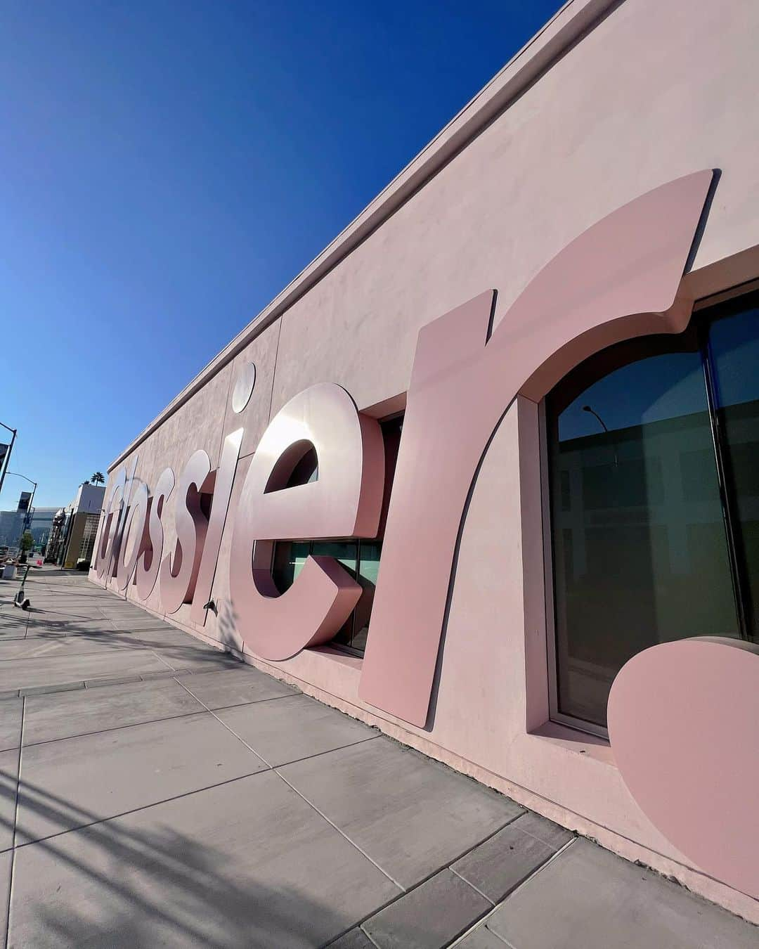 新希咲乃さんのインスタグラム写真 - (新希咲乃Instagram)「Melrose Ave の @glossier 🩷  ピンクピンクで可愛かった〜！！！ 色んなコスメ買ってるから今度購入品紹介します♡ お洋服は @shopcider_jp のだよ👗   #glossier   #グロッシアー  #メルローズ   #melrose」10月20日 17時22分 - niki_sakino