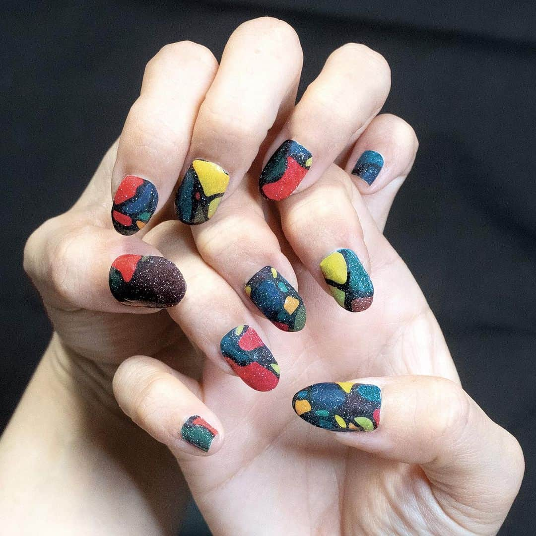 冨永ボンドさんのインスタグラム写真 - (冨永ボンドInstagram)「【新発売】ネイルシール💅✨  ボンドで描く画家「冨永ボンド」の原画の色彩を再現した、オリジナルネイルシールです。  （画像のタグから通販サイトにアクセスできます）  ◆内容量／１セット（22枚入り）、エメリーボード１枚 ◆ラメ入りのシールです。指先を煌びやかに演出します。 ◆素材／プラスチックシール ◆台紙／紙  ※ご使用上の注意 ・ご使用前には必ず説明文をよく読んでから使用してください。 ・アレルギー体質の方、爪や付近の肌に異常のある方、爪の薄い方、弱い方は使用しないでください。 ・長時間の連続使用はお避けください。 ・爪付近の肌に赤み、腫れ、痒み、刺激、色抜け（白斑等）や黒ずみ等の異常が現れた場合は、直ちにご使用を中止し、皮膚科専門医等へご相談ください。 ・長時間の水仕事や入浴をした場合、はがれやすくなります。 ・開封後はなるべく早くご使用ください。 ・爪以外には使用しないでください。 ・口の中に含まない（食べないで）ください。 ・小さなお子様の手の届かないところに保管してください。 ・直射日光を避け、涼しいところに保管してください。 ・火器のそばには置かないでください。  ____________________________________ #ネイルシール #オリジナルネイルシール #派手なネイルシール #ネイルシール販売 #ネイルシールデザイン #冨永ボンド #ボンドアート」10月20日 17時23分 - bondgraphics