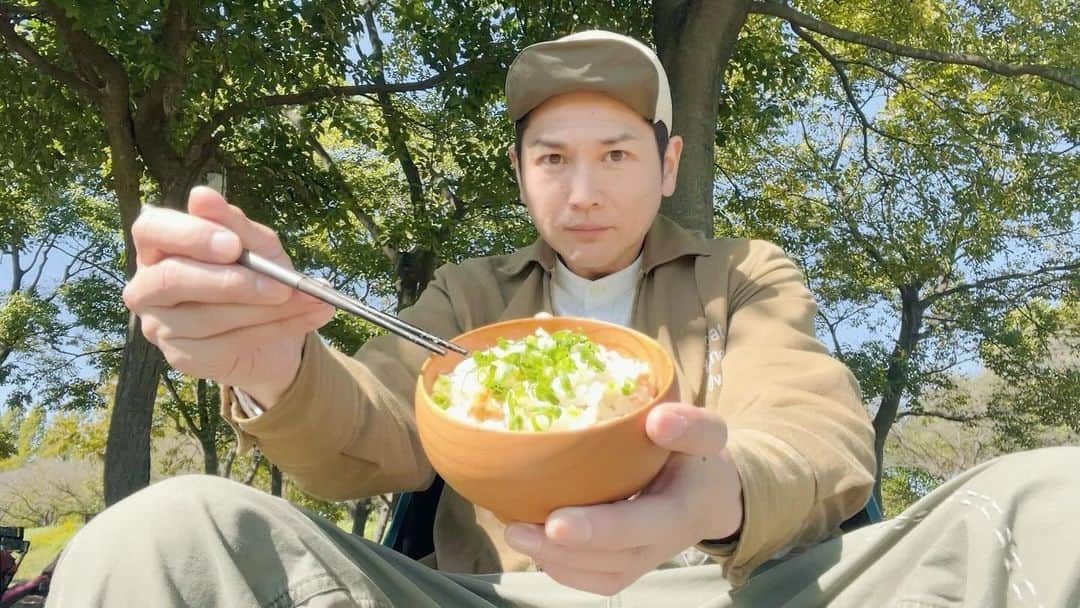 青山草太のインスタグラム：「ちょいと時間が空いたので新ギアを試しに 火の扱える公園に。  使ってみたらやっぱり便利だったし 昼ご飯に作った簡単飯も美味く出来たし いい時間を過ごせました！  #青山草太 #sotaaoyama #メスティン #messtin #キャンプ飯 #公園 #空いてる時間を #上手く使えると #より嬉しい」
