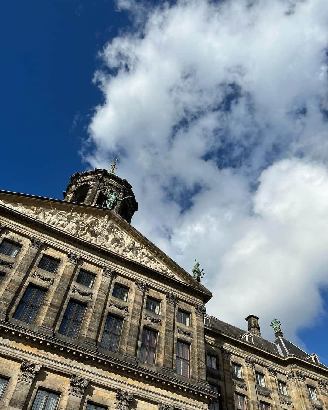 松原汐織さんのインスタグラム写真 - (松原汐織Instagram)「We went to the centre of Amsterdam🌷 This beautiful background is Koninklijk Paleis Amsterdam (Royal Palace). I came here alone in 2017. I’m glad to come here again with my husband and daughter. I hope she sees a lovely landscape and feels something in the Netherlands 💕💕💕  ダム広場にある、王宮の前で📷お上りさん的な一枚😙笑  仲良しの友達が当時住んでいたこともあり、2017年にアムステルダムに来て美術館を巡る一人旅をしたのですが(とにかく芸術に触れたくて毎日毎日美術館のはしご旅)、その時に来た以来。街中を歩いて「ここ来たことある！」なんて会話するのも楽しくて♡まさか住むとは思っていなかったので、人生って面白い👏🏻  娘が美しい街並みを見て、何かを感じてくれたらな〜と母は思うのでした🤭🇳🇱  ー #baby #babygirl #8monthsold #mumofagirl #lovemyfam #netherlands #amsterdam #koninklijkpaleis #koninklijk  #オランダ #オランダ生活 #アムステルダム #アムステルダム生活 #アムステルダム子育て #オランダ子育て  #ヨーロッパ在住 #ヨーロッパ子育て #海外出産 #令和5年ベビー #女の子ママ  #shioriinNetherlands2023」10月20日 17時24分 - shiori_ma_