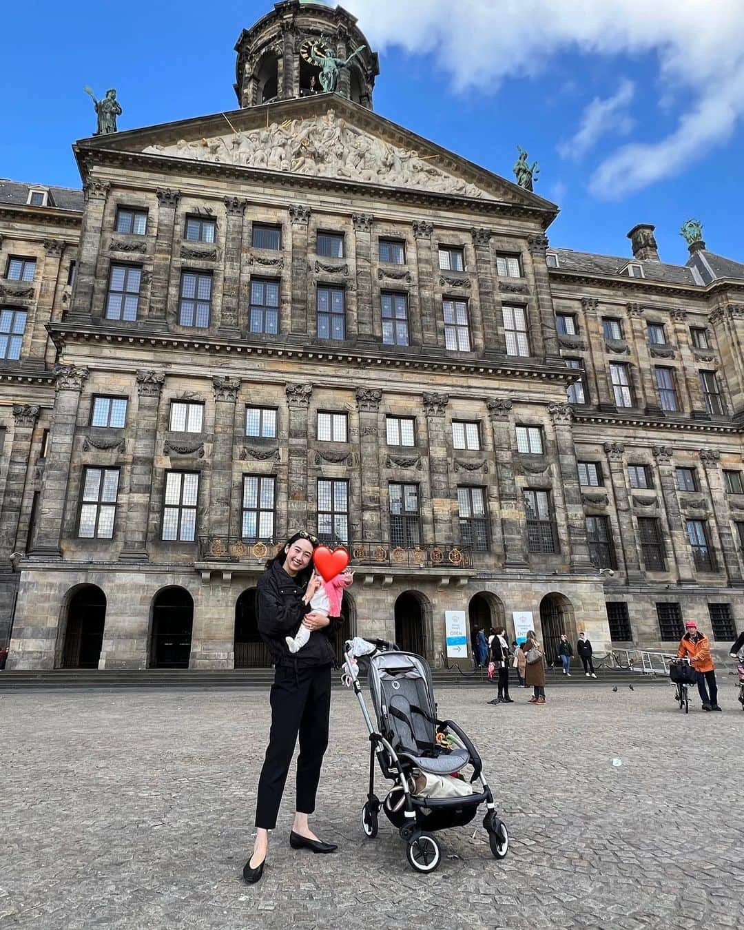 松原汐織のインスタグラム：「We went to the centre of Amsterdam🌷 This beautiful background is Koninklijk Paleis Amsterdam (Royal Palace). I came here alone in 2017. I’m glad to come here again with my husband and daughter. I hope she sees a lovely landscape and feels something in the Netherlands 💕💕💕  ダム広場にある、王宮の前で📷お上りさん的な一枚😙笑  仲良しの友達が当時住んでいたこともあり、2017年にアムステルダムに来て美術館を巡る一人旅をしたのですが(とにかく芸術に触れたくて毎日毎日美術館のはしご旅)、その時に来た以来。街中を歩いて「ここ来たことある！」なんて会話するのも楽しくて♡まさか住むとは思っていなかったので、人生って面白い👏🏻  娘が美しい街並みを見て、何かを感じてくれたらな〜と母は思うのでした🤭🇳🇱  ー #baby #babygirl #8monthsold #mumofagirl #lovemyfam #netherlands #amsterdam #koninklijkpaleis #koninklijk  #オランダ #オランダ生活 #アムステルダム #アムステルダム生活 #アムステルダム子育て #オランダ子育て  #ヨーロッパ在住 #ヨーロッパ子育て #海外出産 #令和5年ベビー #女の子ママ  #shioriinNetherlands2023」