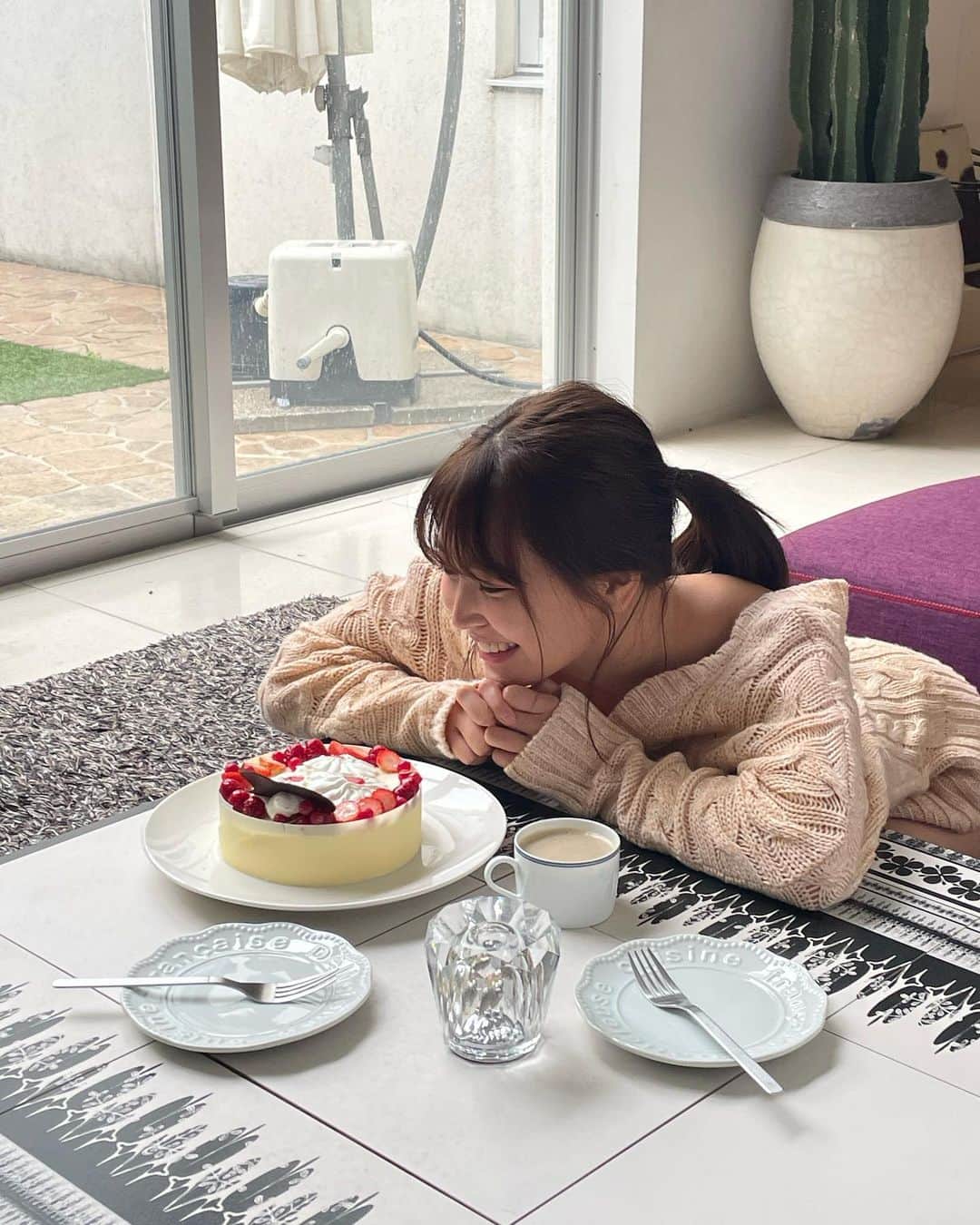白間美瑠のインスタグラム：「11月9日発売【BOMB】 表紙させて頂きました！ぜひ、お楽しみに❤️❤️❤️ お誕生日だったので、ケーキと一緒に撮ったよ〜🤭嬉しい〜！ 見てくださいね🫶」