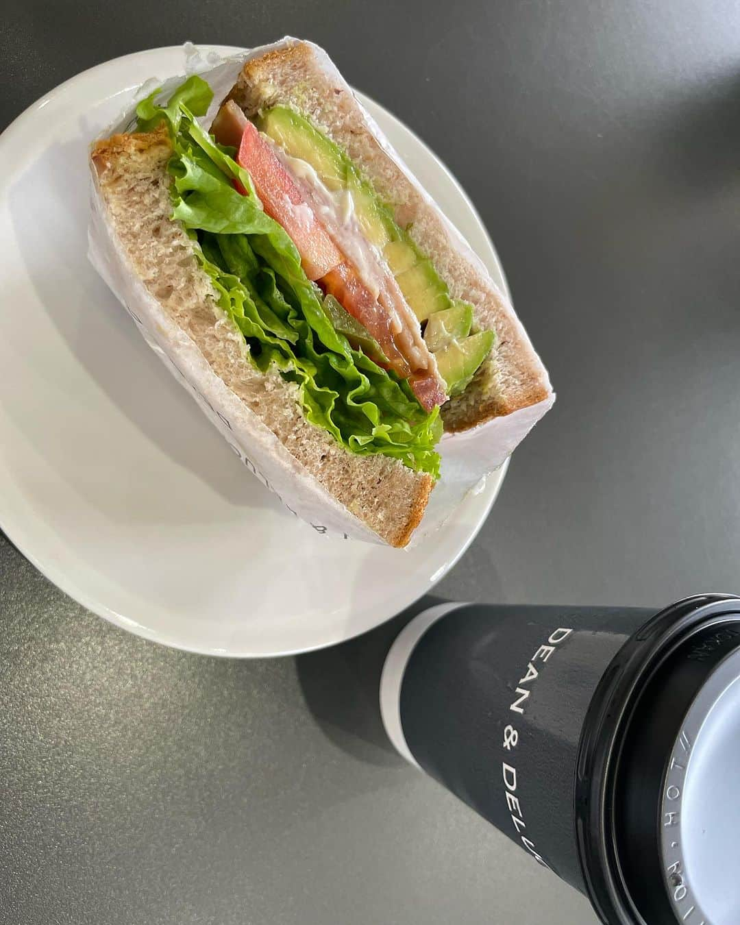 苅谷なつみさんのインスタグラム写真 - (苅谷なつみInstagram)「テラスランチ🥪☕️🌿  高校生時代に通った星ヶ丘は、 今でもパワースポットな気がする🎻✨  通っていた頃よりも星が丘テラスも星ヶ丘三越もお洒落〜👏  hat : #ca4la tops : #proportionbodydressing  bottom : #gu shoes : #charlesandkeith   #コーディネート #コーデ #ヴァイオリニストなつみ #星ヶ丘三越 #ディーンアンドデルーカ #deananddeluca #テラスランチ #星ヶ丘ランチ #お洒落なインスタグラマーさんみたいにコーディネート写真を撮ってみたけど、カクーンな左手にしか目がいかない」10月20日 18時00分 - natsumi_kariya