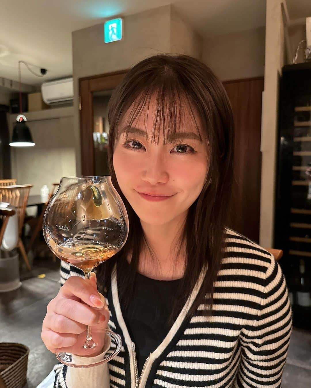 斎藤みどりのインスタグラム：「いつかのご飯🍷 大満足顔どや ペアリング大好き。ワインの香りで次に来るであろう料理に期待を膨らませるのワクワクでたのしいし、マリアージュがドンピシャでこれだ〜☺️🤤🥰ってなった時の高揚感たるや🙌 それにしてもグラッパのジェラート美味しかったな〜 最後まで大満足。  #グルメ記録 #ドゥエリーニュプリュス #ワイン大好き #ペアリングワイン #趣味飲酒」