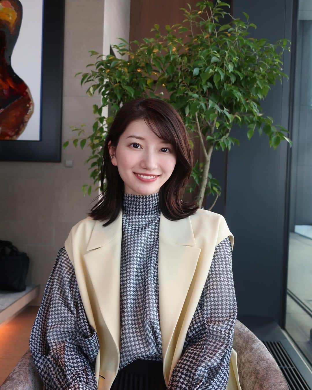 吉村恵里子のインスタグラム：「・ 東京にきてくれた母とゆっくりランチできました。家族と会えるとホッとしますね。母から、黄色が好きな私に、黄色の花のラッピングのお土産⭐️😍可愛い！  大阪から上京してもう一年半がたったとは…あっという間に毎日が過ぎていきます。  今日は華金ですね！皆さん一週間お疲れ様でした🐈  #華金 #もう10月も3週目終わった #時の流れが早い #一週間 #お疲れ様でした」