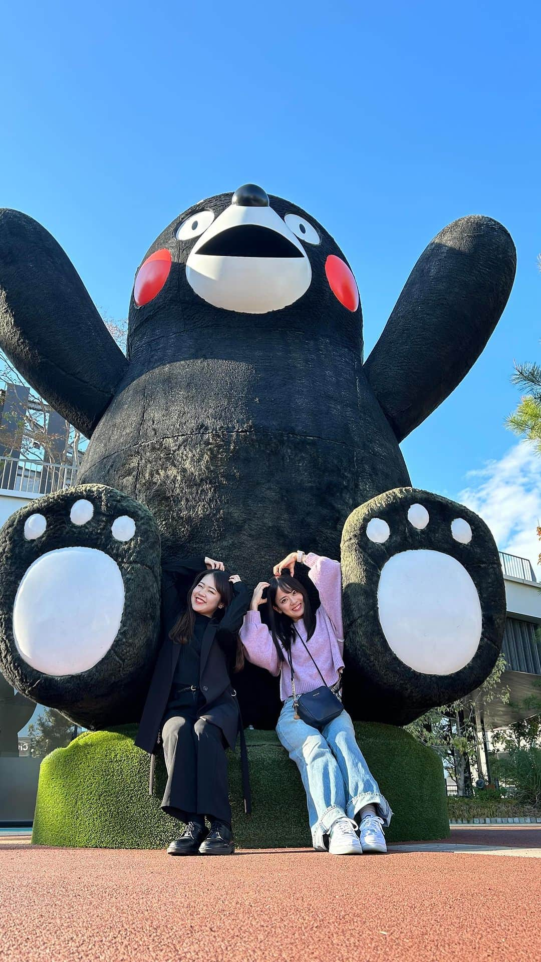 佐藤彩香のインスタグラム：「・ ・ ・ 熊本の旅ーっ！！！🧸 ・ 熊本くまモンだらけで可愛かった☺️ こぎまゆいつも楽しい時間をありがとう😊！！ また旅行しようね✈️(だから旅行じゃないってば！！！笑笑) ・ ⚠️仕事です← ・ ・ ・ #旅行の旅 #熊本　#熊本観光  #くまもん #くまモン」