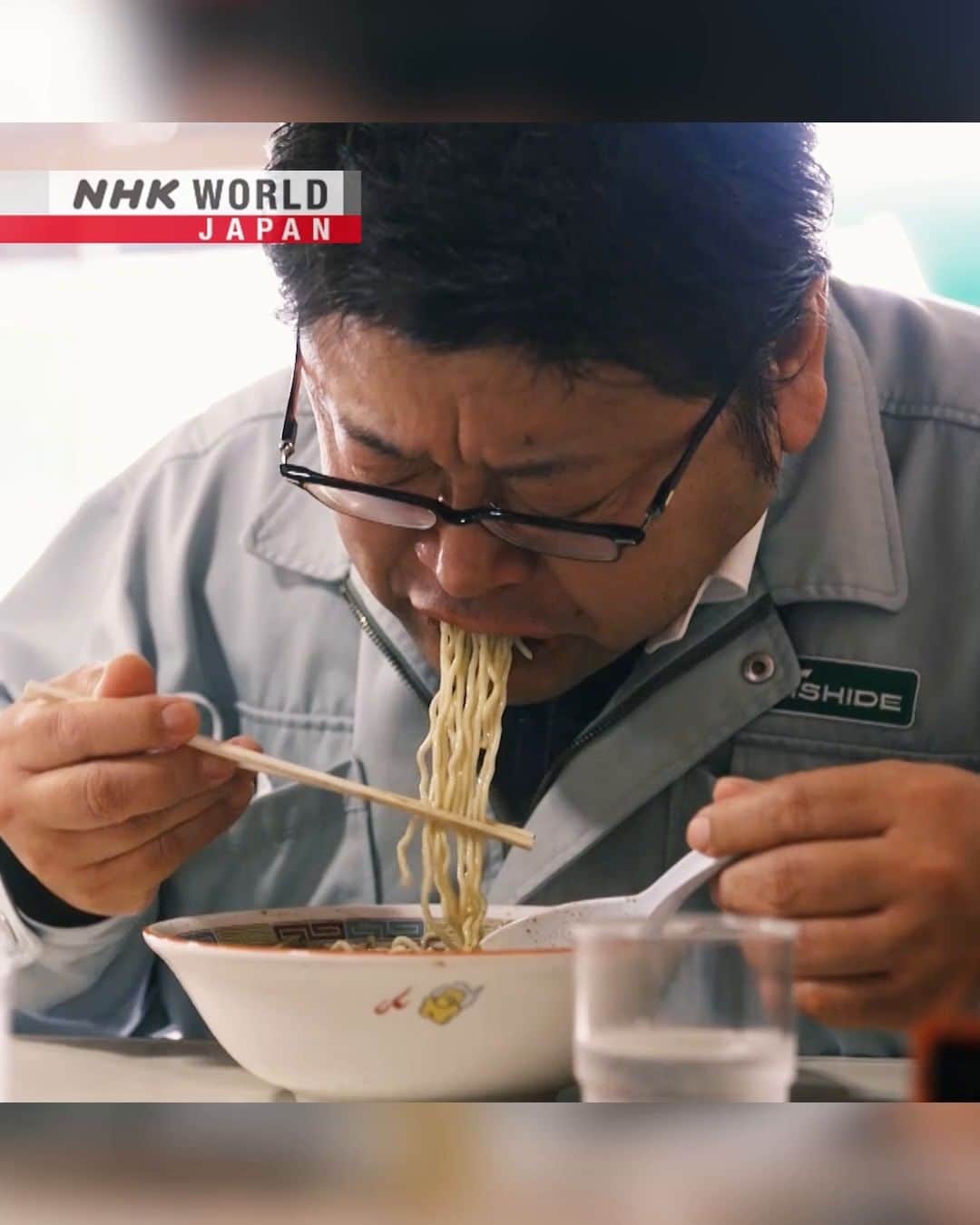 NHK「WORLD-JAPAN」のインスタグラム：「The ramen in Asahikawa, Japan’s coldest city, has a distinctively flavored double soup. 🍜🍜  It is a blend of tonkotsu and fish-based soups which is topped with hot pork fat.  The fat serves as kind of ‘lid’ to keep the ramen from getting cold. A plus in a city that once recorded Japan’s coldest ever temperature of -41℃ and regularly sees temperatures below -20℃.🥶 . 👉See more about this local favorite｜Watch｜RAMEN JAPAN - Hokkaido Part 2｜Free On Demand｜NHK WORLD-JAPAN website.👀 . 👉Tap in Stories/Highlights to get there.👆 . 👉Follow the link in our bio for more on the latest from Japan. . 👉If we’re on your Favorites list you won’t miss a post. . . #ramensoup #soupstock #asahikawaramen #slurpingramen #ラーメン #拉麺 #ramen #ramenlover #japanesefood #ramennoodles #noodles #japanesecooking #japaneseramen #cooking #asahikawa #hokkaido #japan #nhkworldjapan」