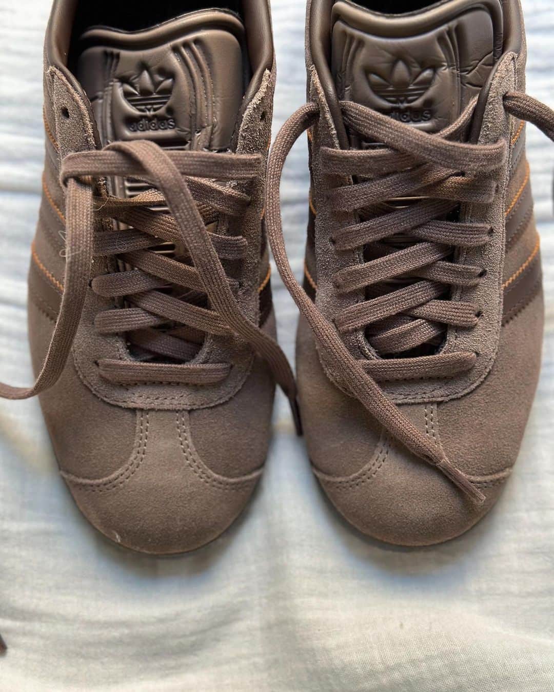 happyyopyのインスタグラム：「gazelle brown 🐻🤎  インスタ見てたらずっと欲しくて (洗脳されるよね。。笑) まさかのシンデレラフィット！ サイズがあったの。奇跡✨ 可愛い、履きやすい、嬉しい☺️🤎  #adidas #adidasoriginals #adidasshoes #gazelle #gazelleadidas #sneaker #アディダススニーカー #スニーカー」