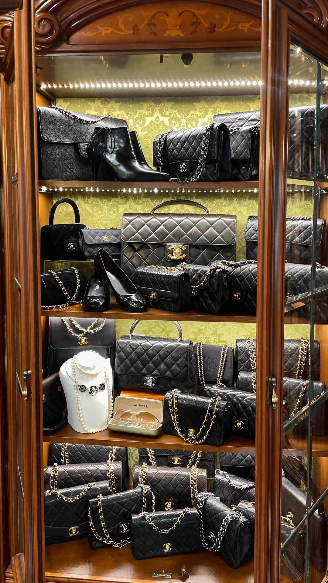 のインスタグラム：「Countless #VintageChanel have arrived!!🤩 We look forward to your visit✨  ▼Customer service English/Chinese/Korean/Japanese *Please feel free to contact us! *商品が見つからない場合にはDMにてお問い合わせください   ▼International shipping via our online store. Link in bio.  #tokyovintageshop #오모테산도 #omotesando #aoyama #表參道 #명품빈티지 #빈티지패션 #도쿄빈티지샵  #ヴィンテージファッション #ヴィンテージショップ #chanelvintage #chanel #vintagechanel #chanelclassic #chanellover #빈티지샤넬 #샤넬  #シャネル #샤넬클래식 #chanelbag #chanelbags #シャネルバッグ」