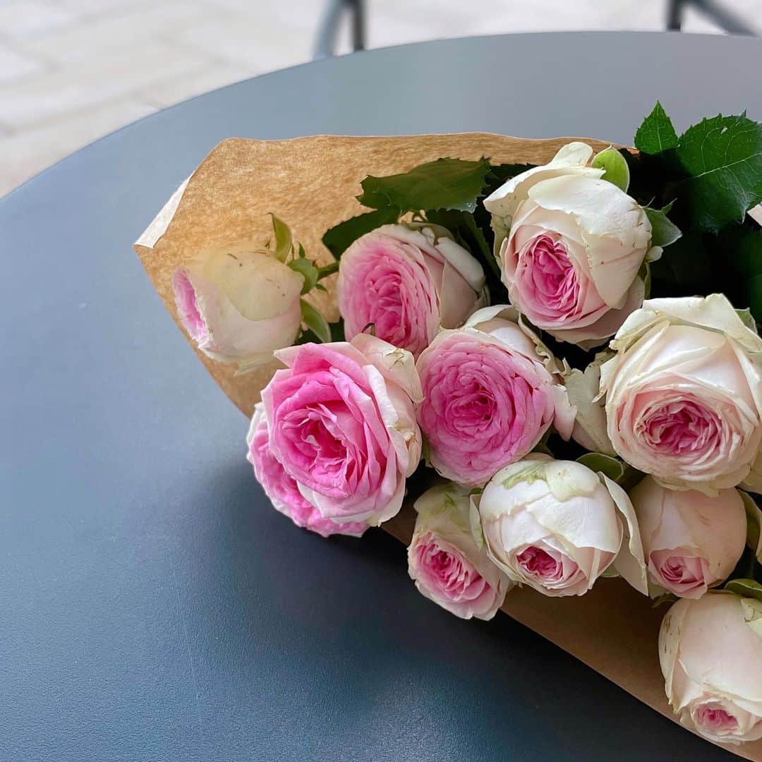 尾花貴絵のインスタグラム：「🌹 . HAPPY ♡♡♡  フラッと立ち寄って買ったバラ。 ロスフラワーを売るお店だったの🥹🚯👏🏻 お花を選ぶ時って毎回ワクワクする〜!!! @cirty_30  . 学生の頃からの友達にも会えて嬉しかったなぁ👭 ホッと心休まる時間になりました🌈 ありがとう @_momoka.k ♡ . . #rose #flower #flowerpic #friend #friendstime」