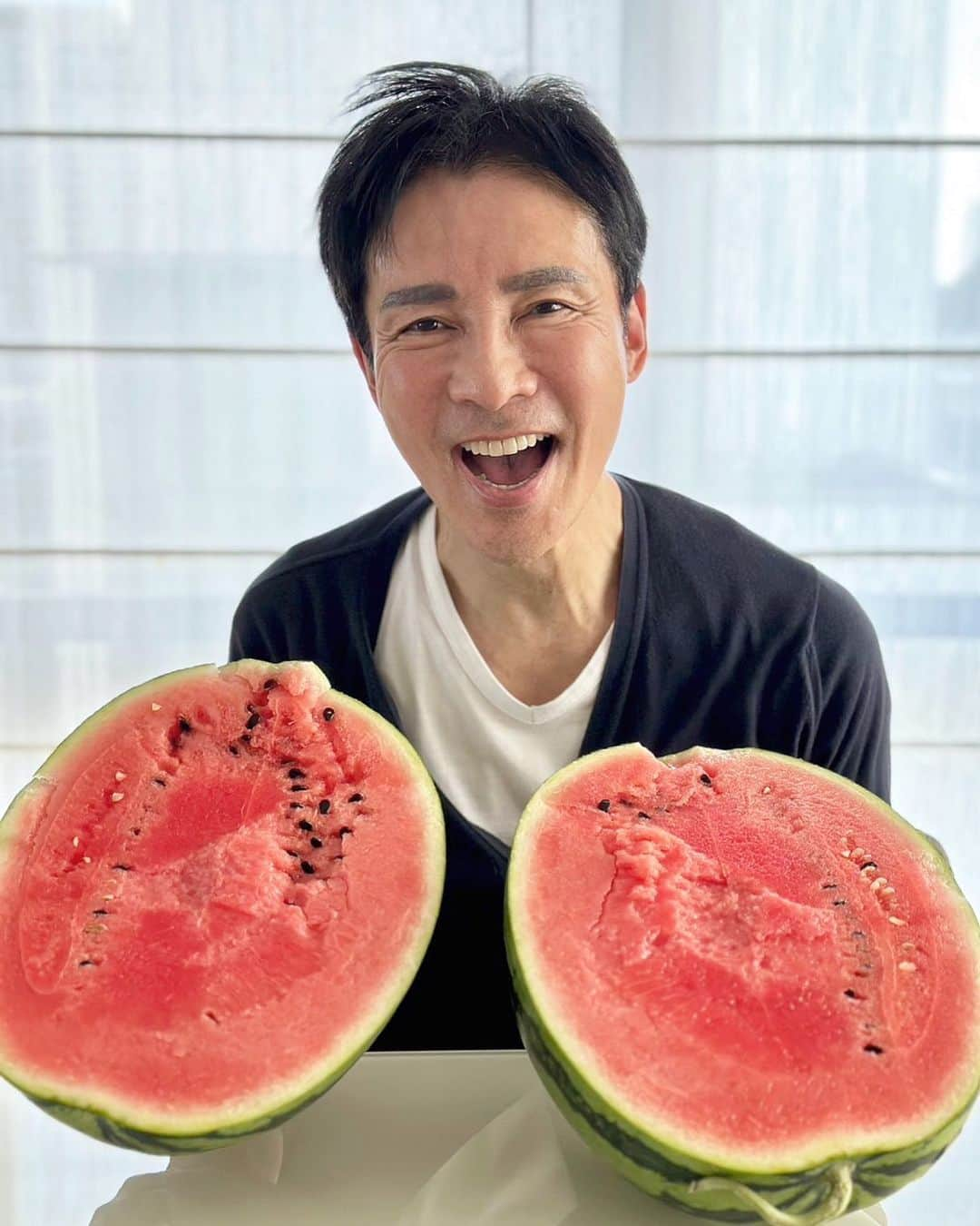 郷ひろみさんのインスタグラム写真 - (郷ひろみInstagram)「珍しい、秋スイカ🍉 この時期にこんなに美味しいスイカを食べられるなんて！　俺は最高!!!  Autumn watermelons are very rare in Japan. It's so sweet when I had It.  I love watermelons❗️  #郷ひろみ#hiromigo」10月20日 17時44分 - hiromigo_official