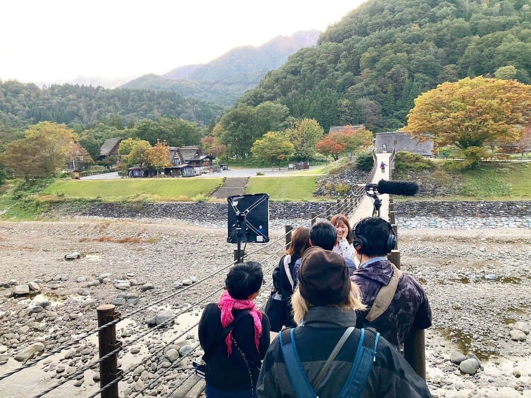 CBCテレビ アナウンス部さんのインスタグラム写真 - (CBCテレビ アナウンス部Instagram)「斉藤初音です。 昨日は、岐阜県白川村で行われている 「どぶろく祭」の様子を中継でお伝えしました。 どぶろくとは、日本酒に似たお酒のこと。 このお祭りではどぶろくが飲み放題なんです🍶  一口飲むと酸味の強さを感じますが 飲めば飲むほど甘みが強くなり、まろやかな味わいに。 お米の粒感が残りつつ、とろりとした口当たりが なんとも美味しくゴクゴクと飲めちゃいます。  どぶろくは 飲んだ後、お腹の中で発酵されるため 飲酒後1時間経ってから酔いが回るとのこと。 私もいただきましたが、飲んだ直後よりも 時間が経ってからの方が体がポカポカとして驚きました。 楽しみつつ、飲み過ぎには注意が必要ですね👀  年に一度、 地元の皆さんが総力をあげてお祭りを開き 昔から伝わる民謡を楽しみながら どぶろくを酌み交わして会話をする。 そんな場所があることが素敵だなとほっこりしました☺︎  どぶろく祭りは明日まで白川村で行われています。 お酒好きの方にはぴったりのお祭りです！ #どぶろく祭 #チャント」10月20日 17時45分 - cbc.announcer